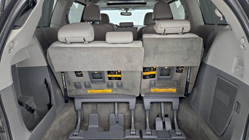 2013 Toyota Sienna XLE 22