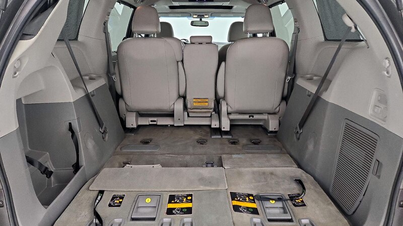 2013 Toyota Sienna XLE 23