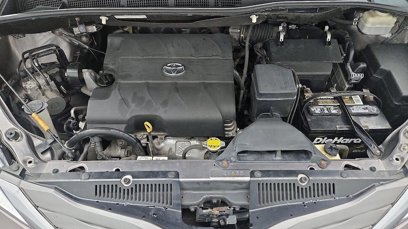 2013 Toyota Sienna XLE 24