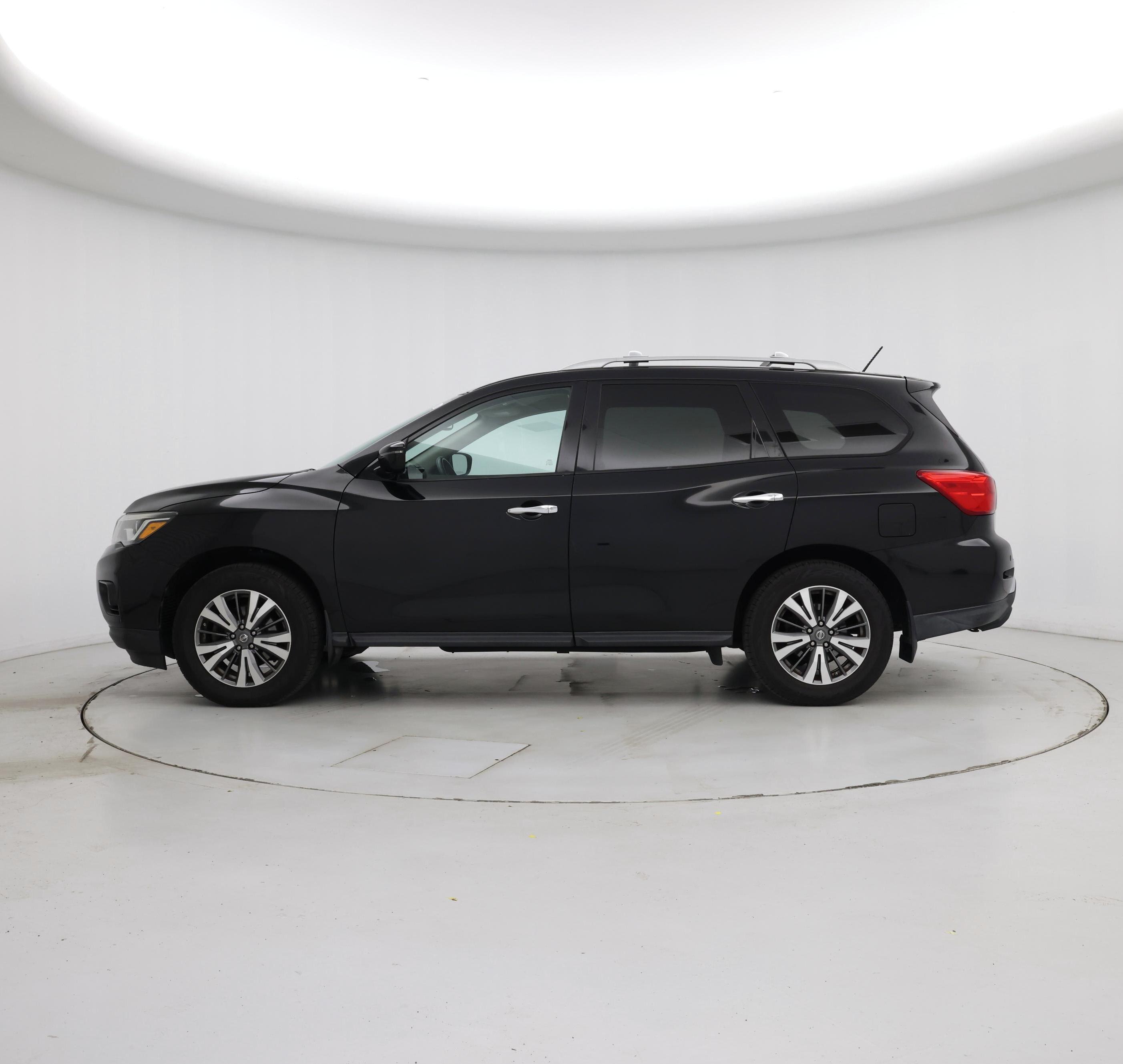 Thumbnail: 2017 Nissan Pathfinder - 3