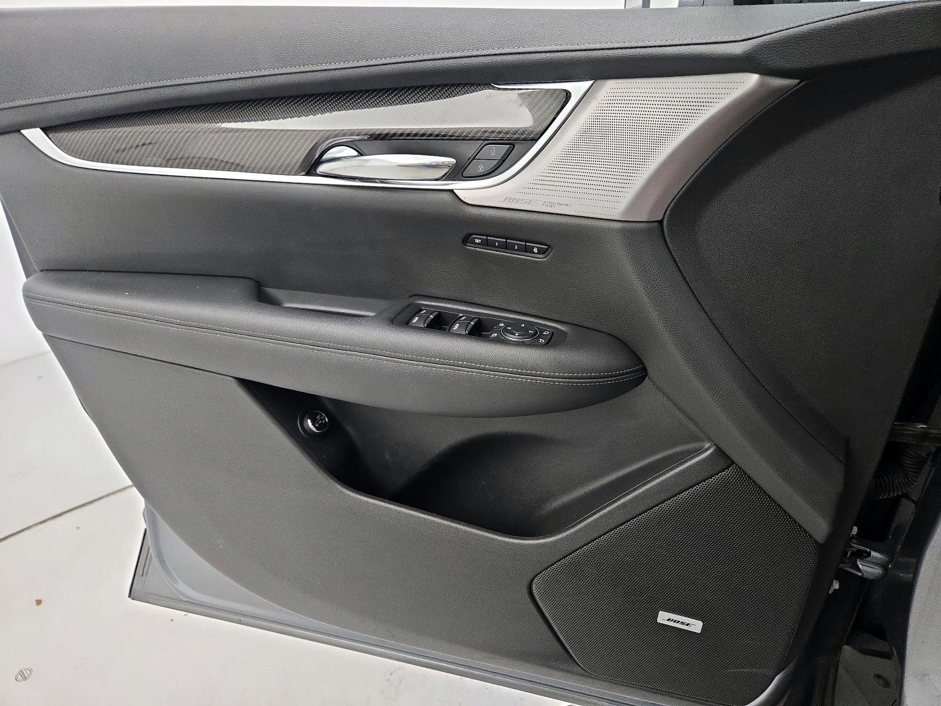 Thumbnail: 2020 Cadillac XT6 - 12