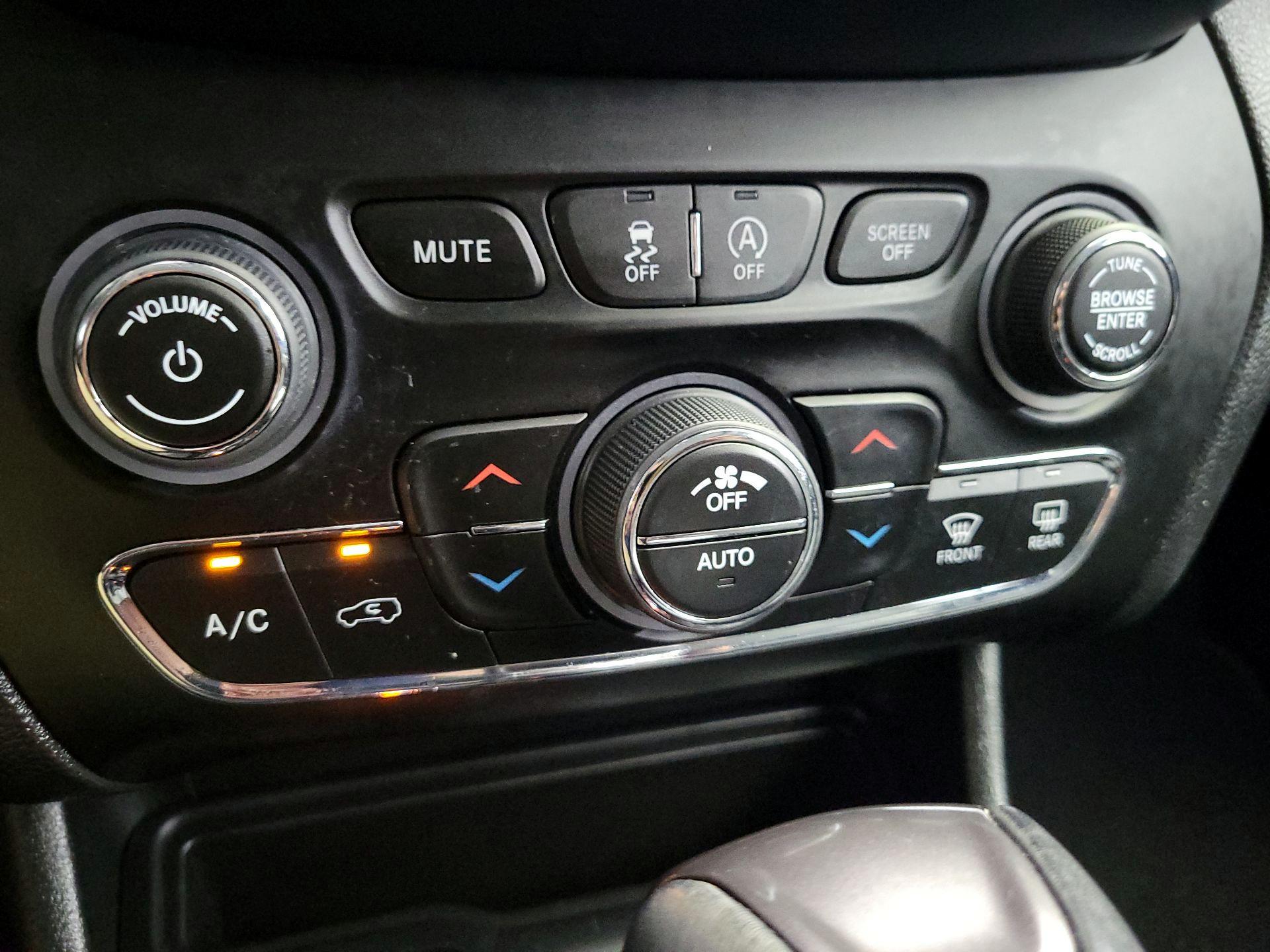 Thumbnail: 2022 Jeep Cherokee - 16