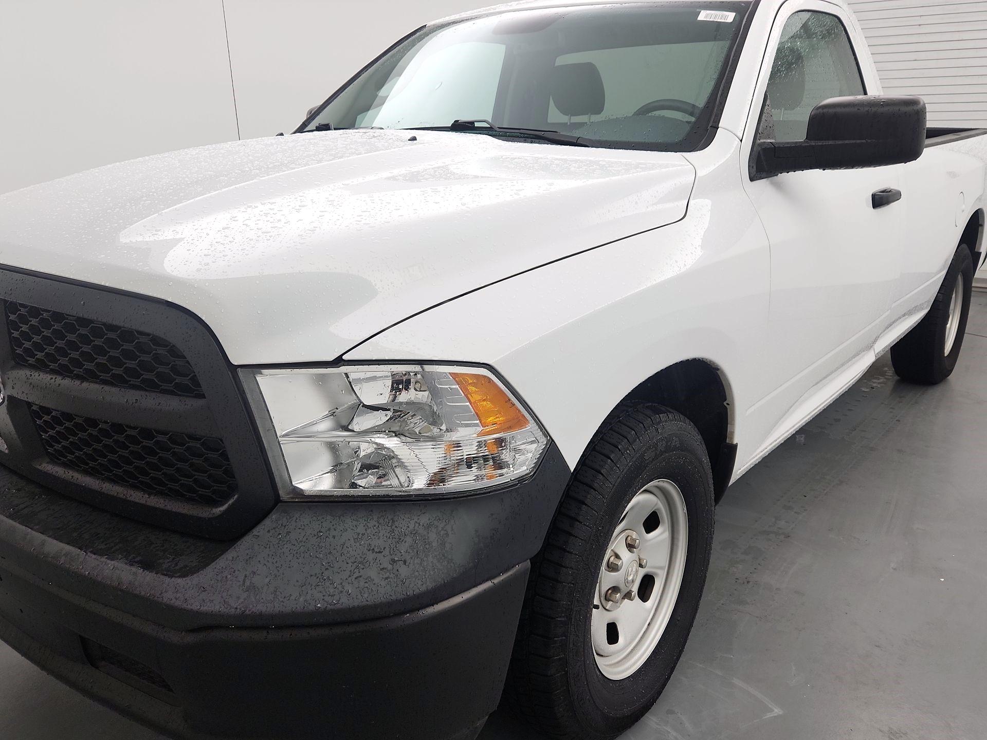 Thumbnail: 2019 RAM 1500 Classic - 3