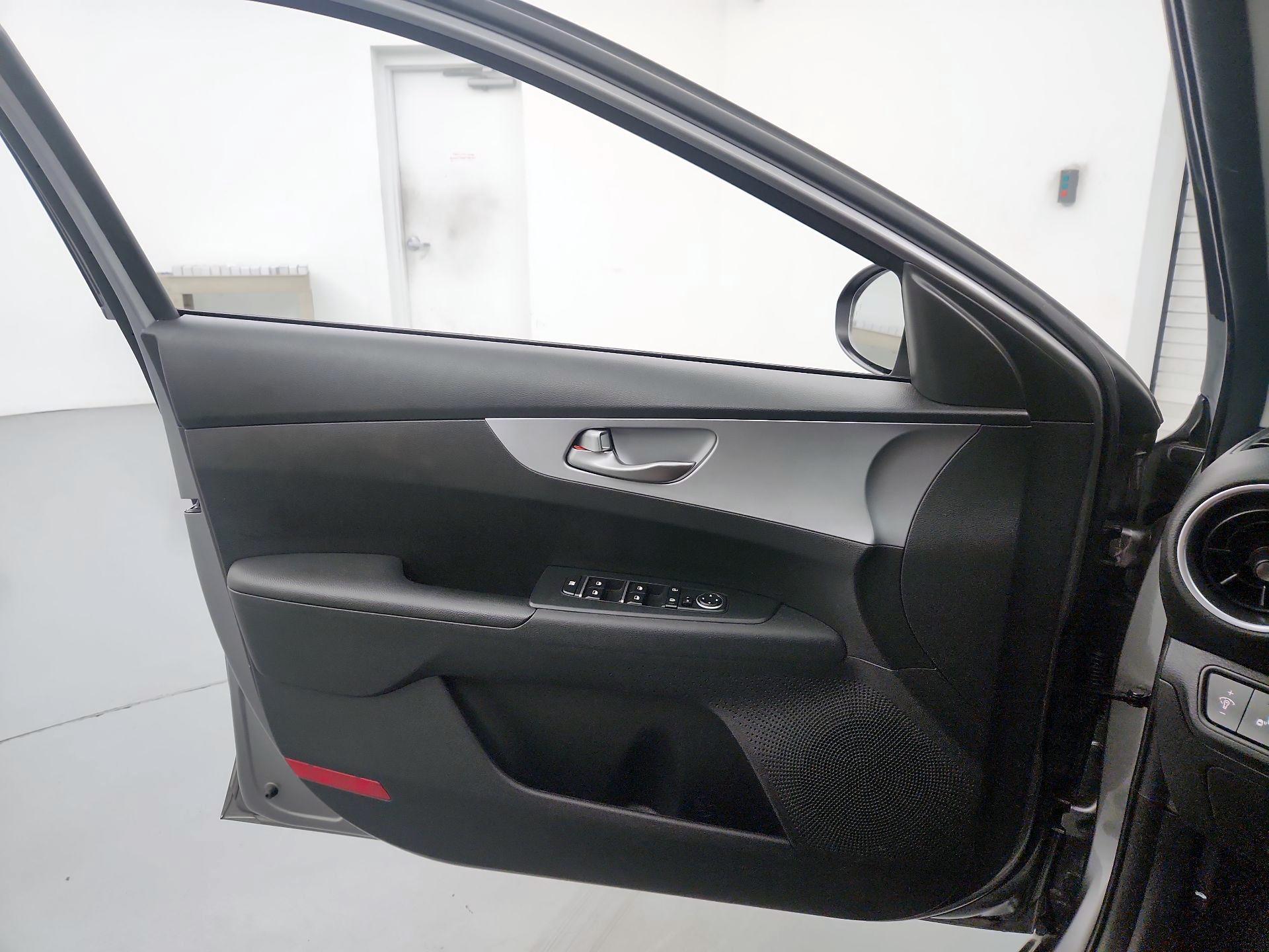 Thumbnail: 2022 Kia Forte - 12
