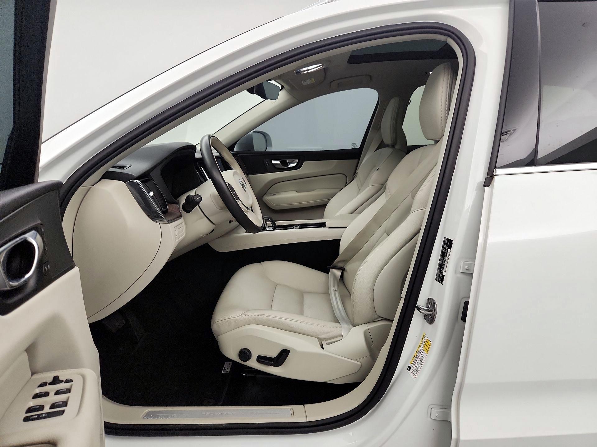 Thumbnail: 2022 Volvo XC60 - 11