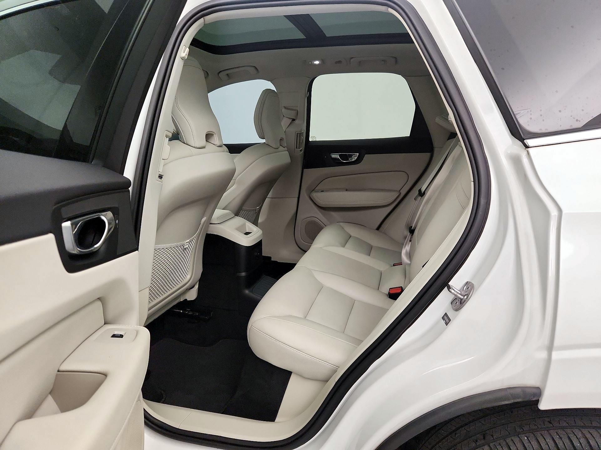 Thumbnail: 2022 Volvo XC60 - 20