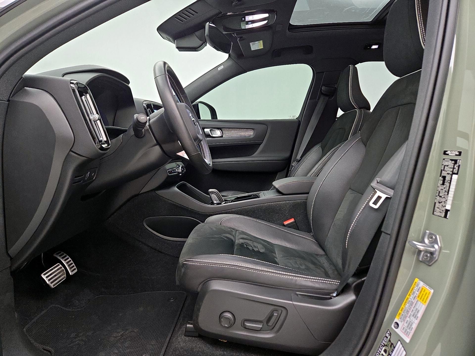 Thumbnail: 2021 Volvo XC40 - 11