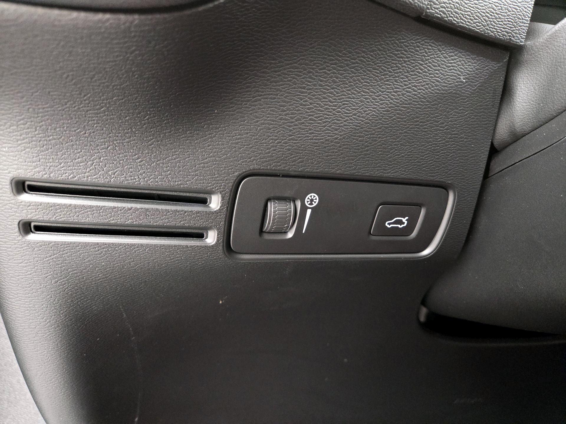 Thumbnail: 2021 Volvo XC40 - 13