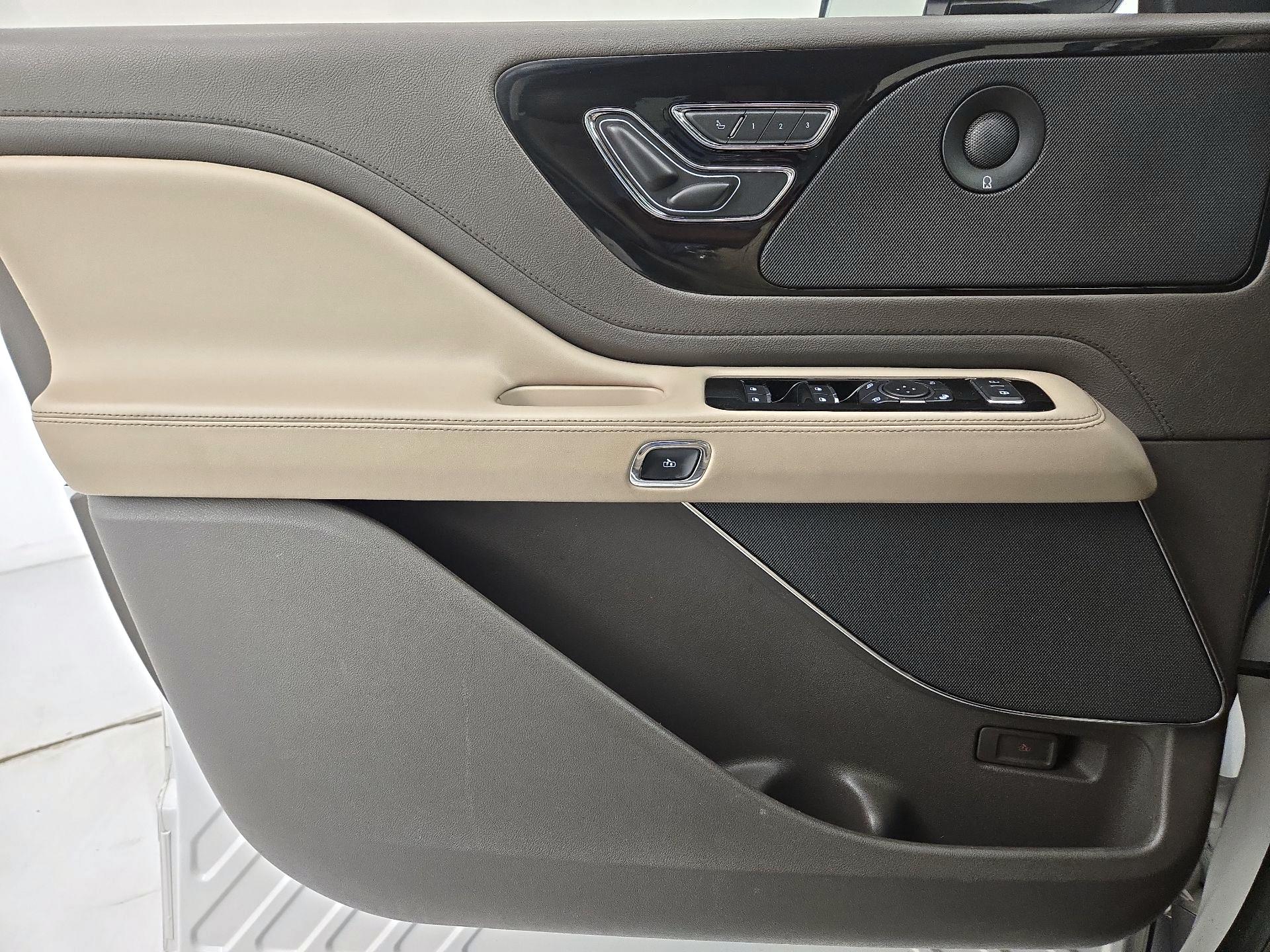 Thumbnail: 2020 Lincoln Aviator - 12