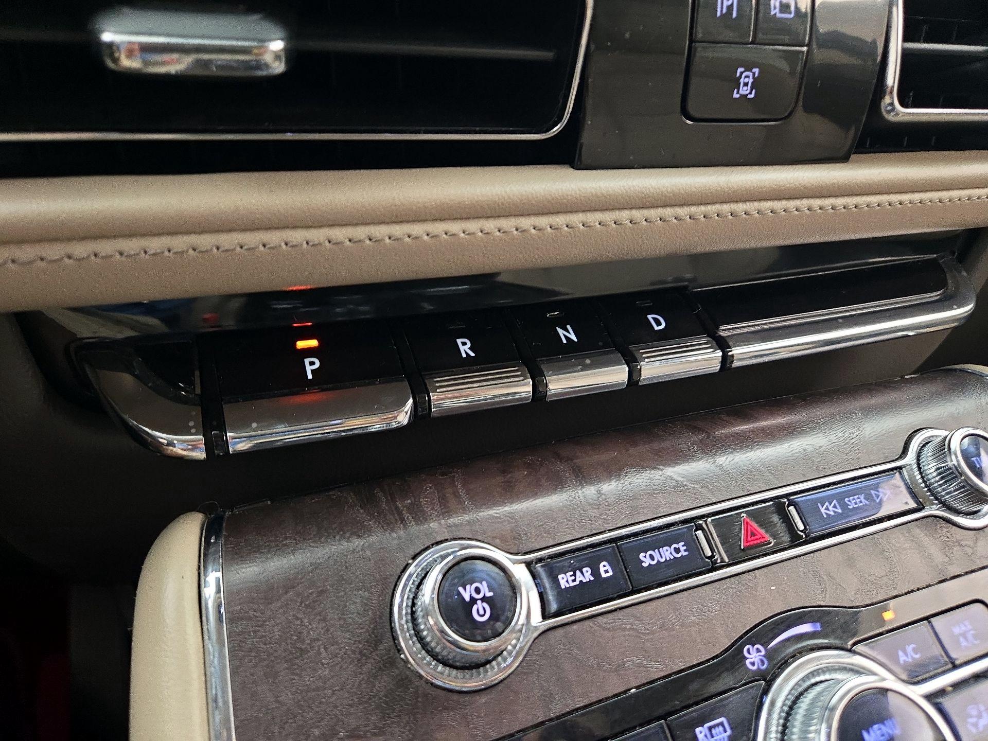Thumbnail: 2020 Lincoln Aviator - 17