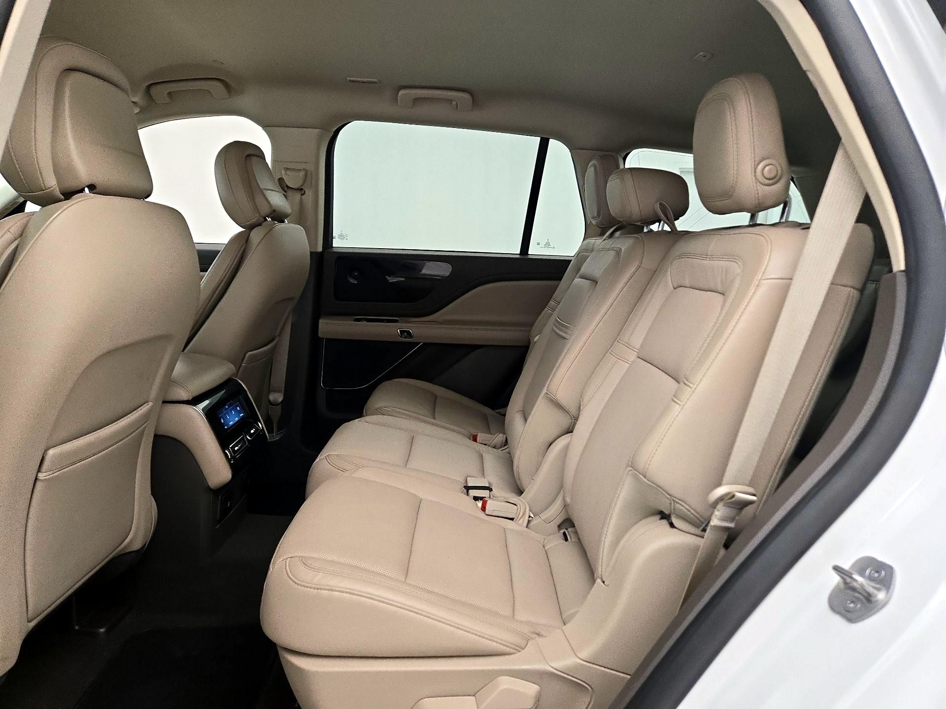 Thumbnail: 2020 Lincoln Aviator - 19