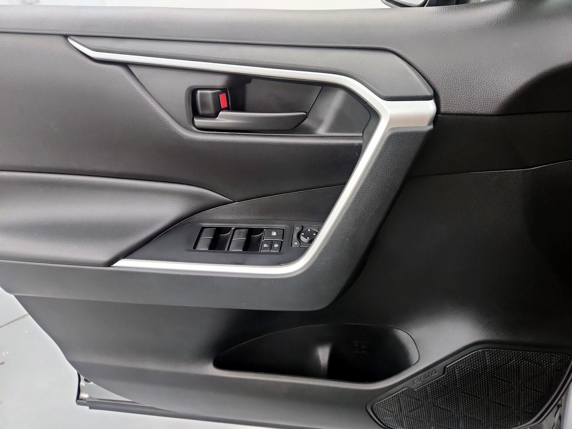 Thumbnail: 2019 Toyota RAV4 - 12