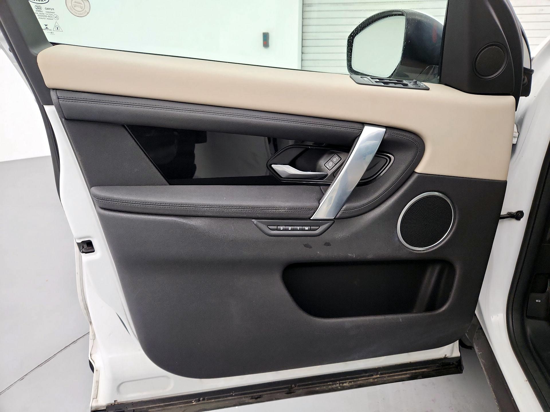 Thumbnail: 2020 Land Rover Discovery Sport - 12