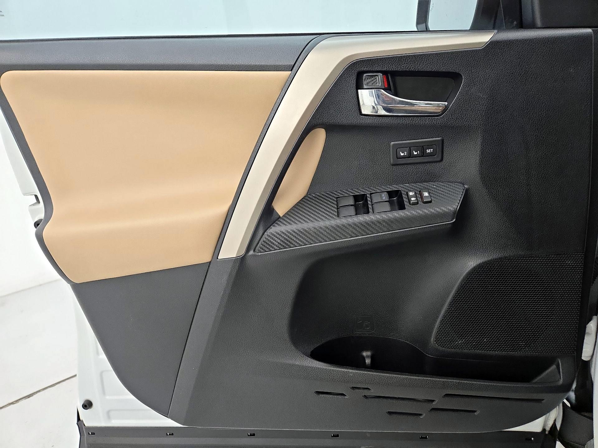 Thumbnail: 2015 Toyota RAV4 - 12