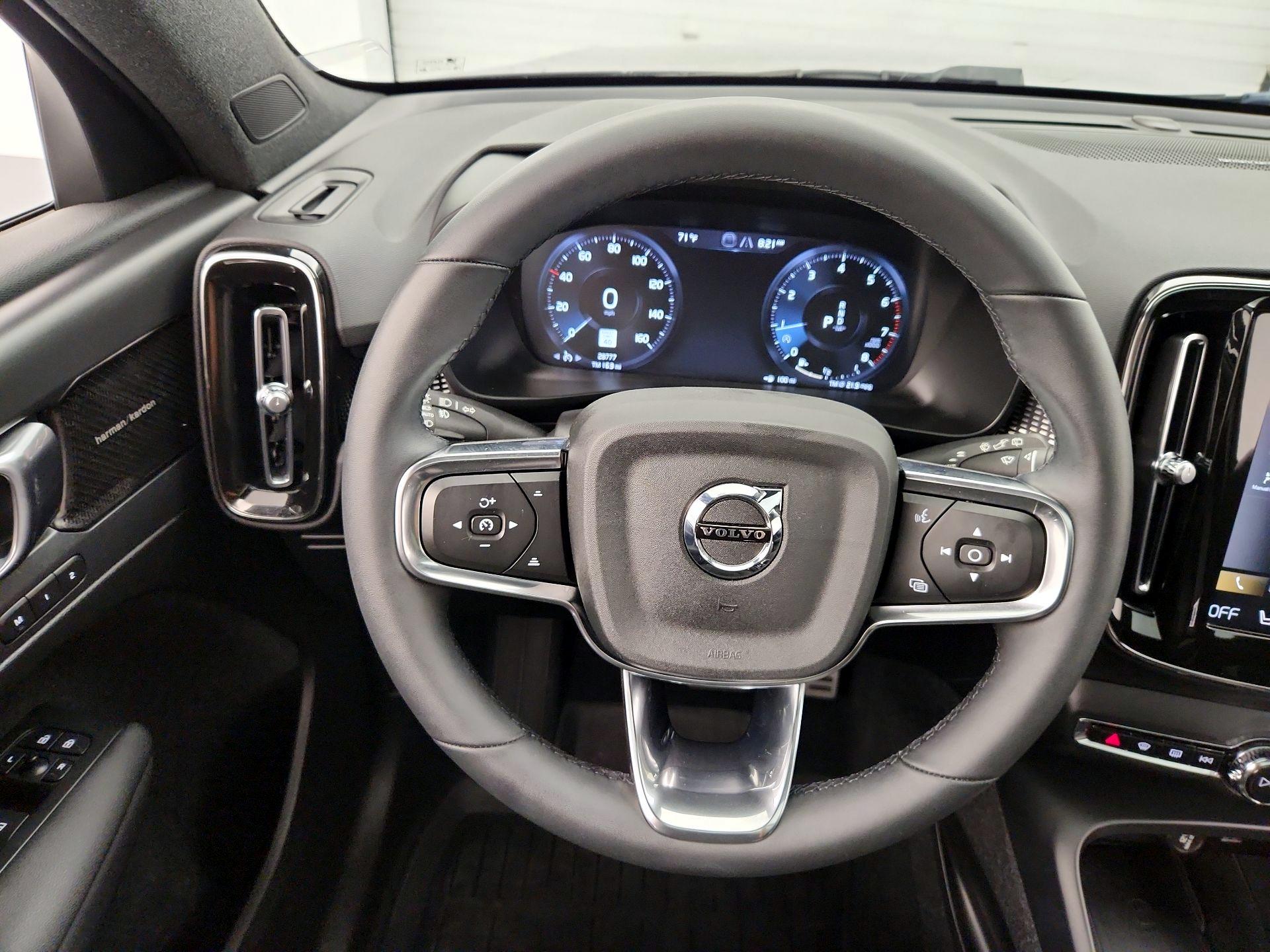 Thumbnail: 2022 Volvo XC40 - 10