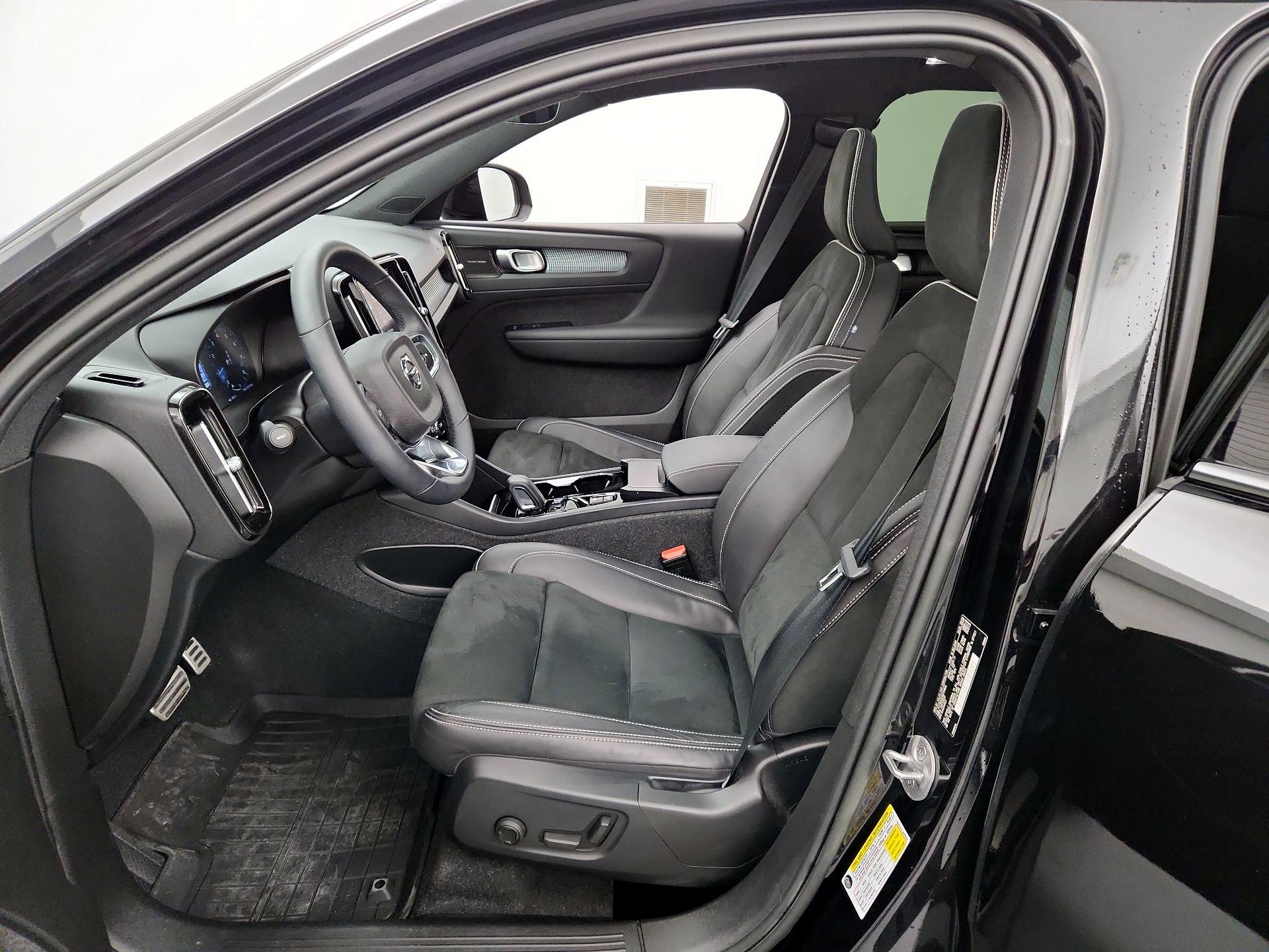 Thumbnail: 2022 Volvo XC40 - 11