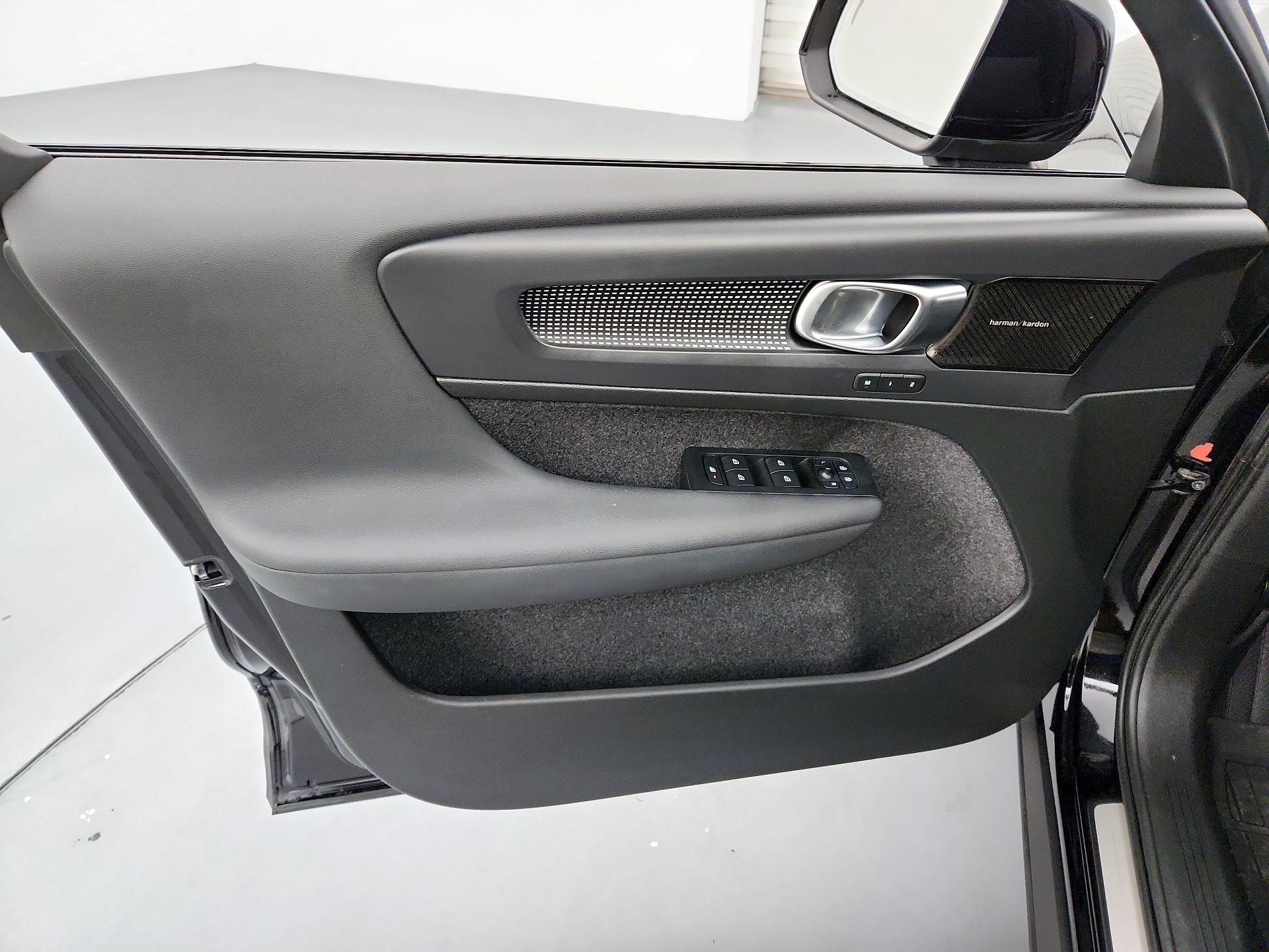 Thumbnail: 2022 Volvo XC40 - 12