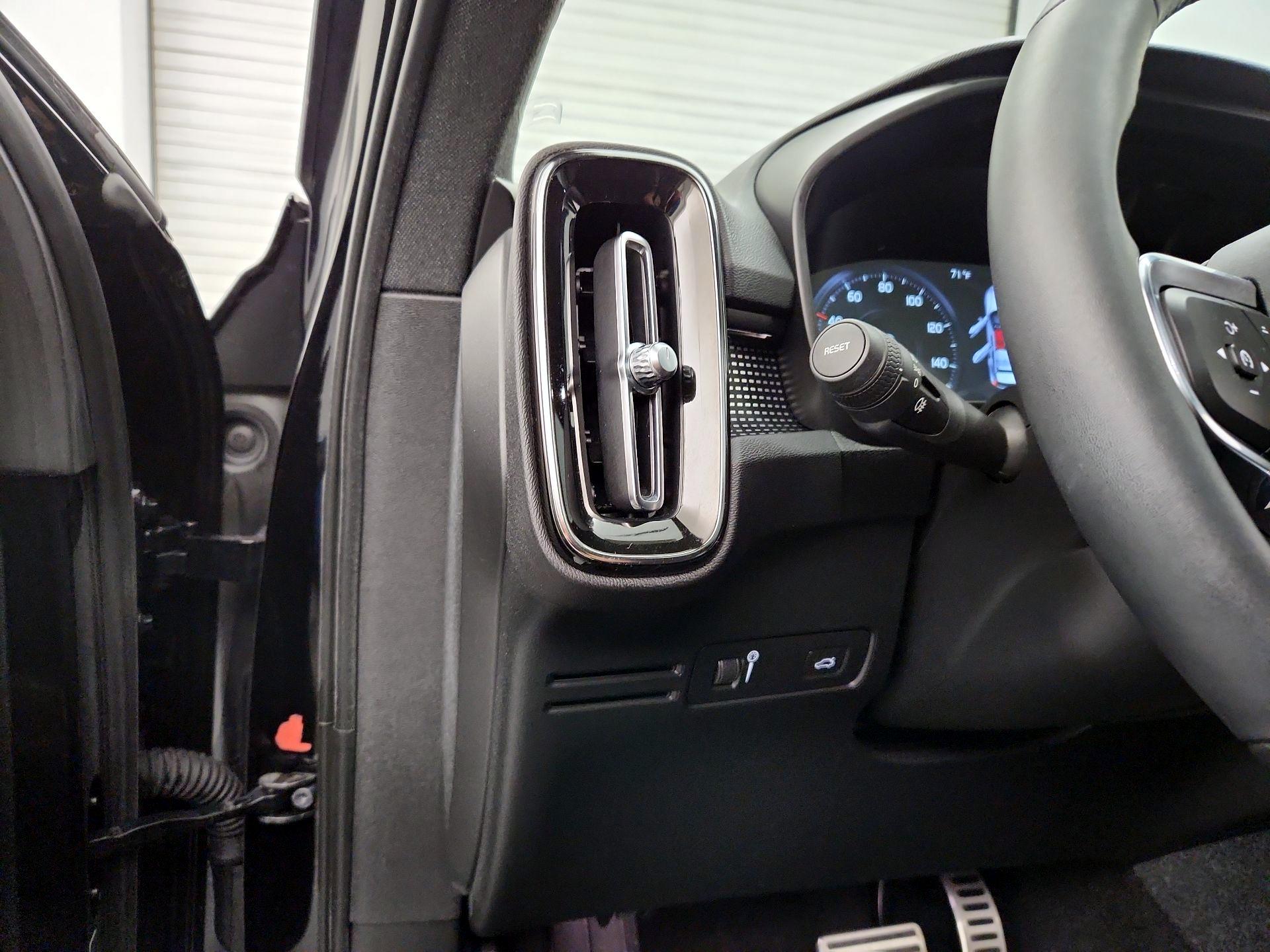 Thumbnail: 2022 Volvo XC40 - 13