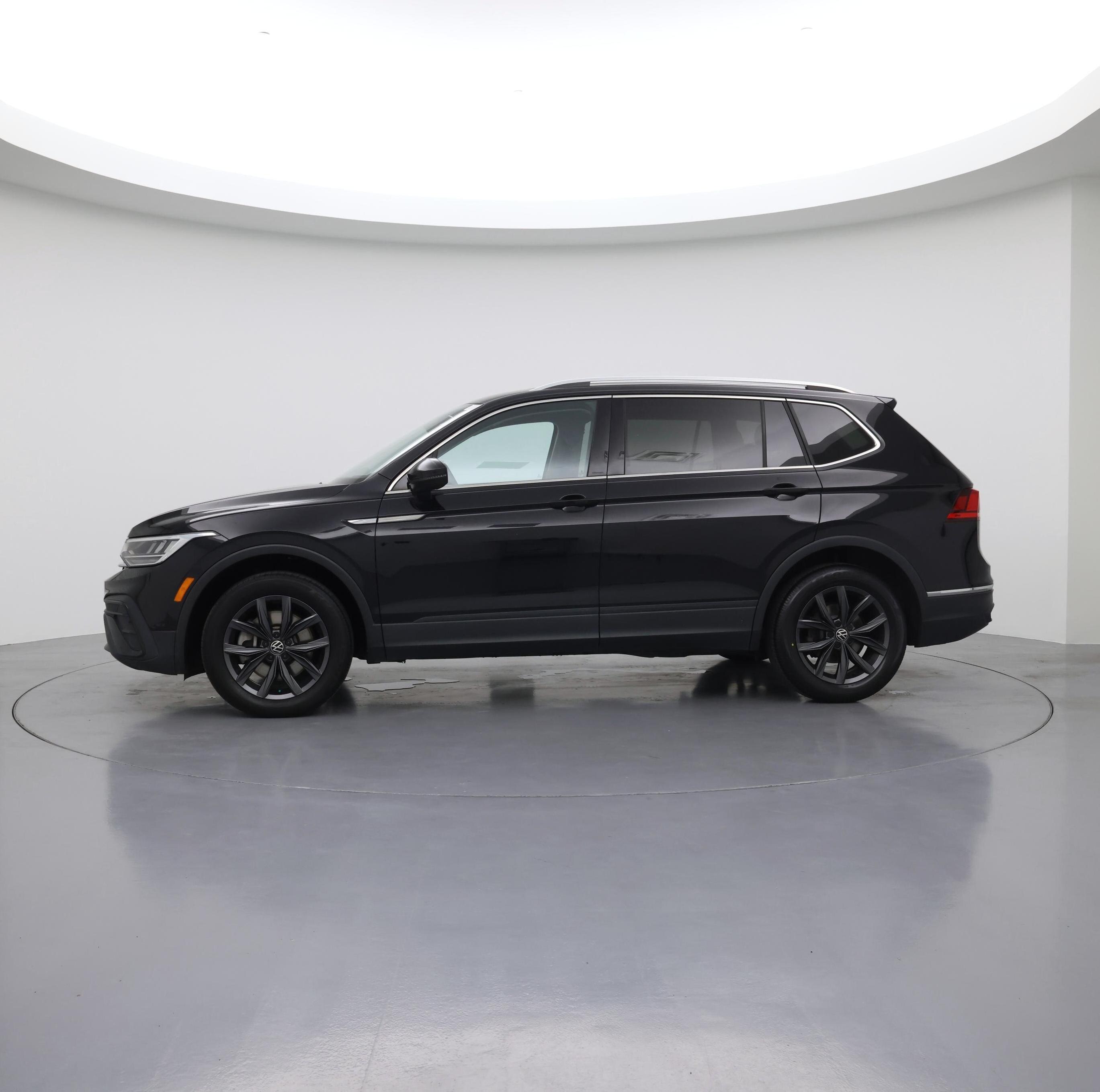 Thumbnail: 2022 Volkswagen Tiguan - 3