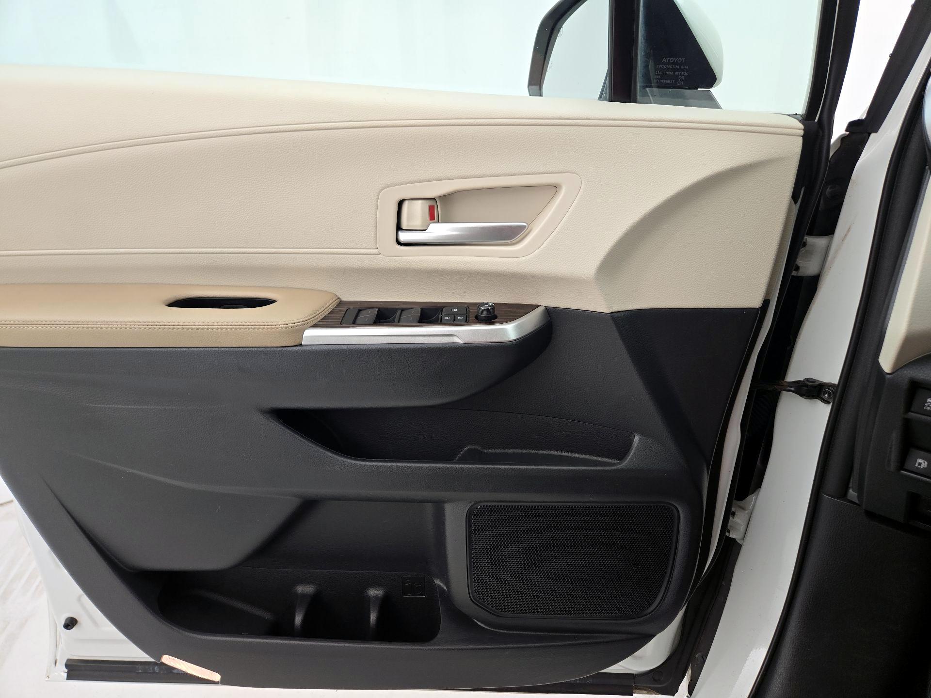Thumbnail: 2021 Toyota Sienna - 12