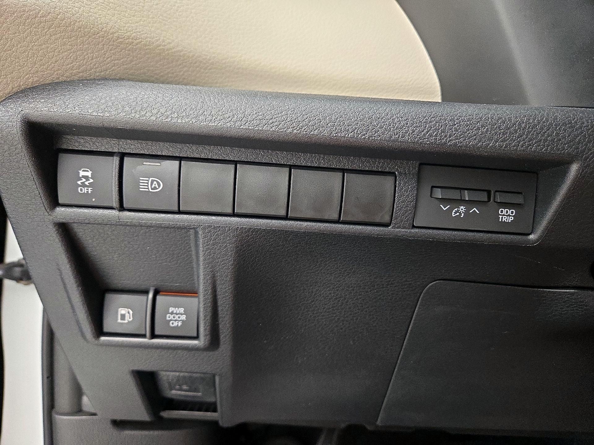 Thumbnail: 2021 Toyota Sienna - 13