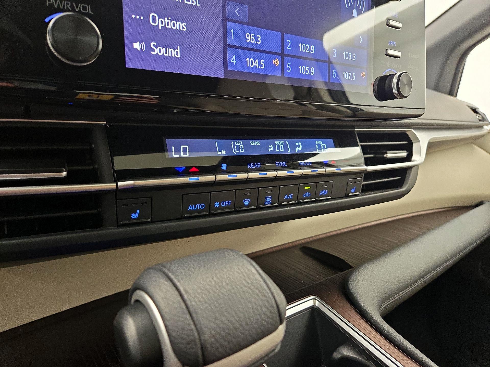 Thumbnail: 2021 Toyota Sienna - 16