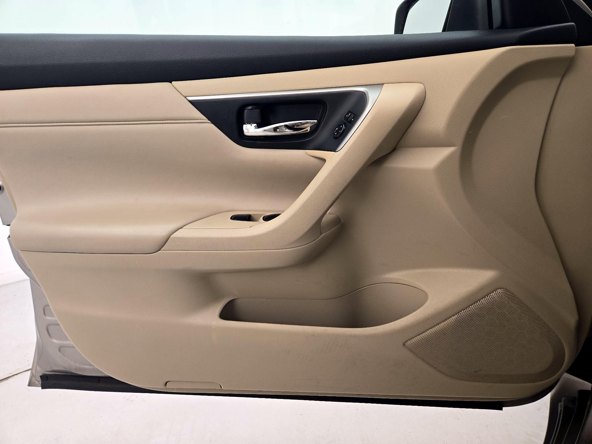 Thumbnail: 2015 Nissan Altima - 12