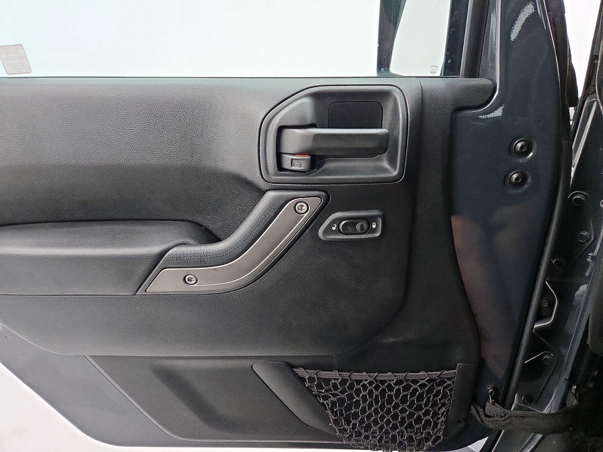 Thumbnail: 2016 Jeep Wrangler - 12