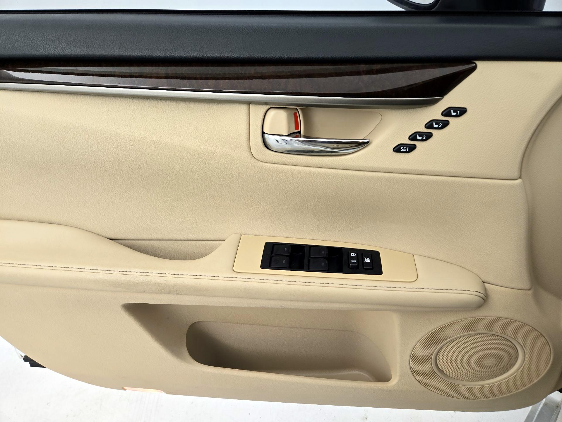 Thumbnail: 2013 Lexus ES - 12