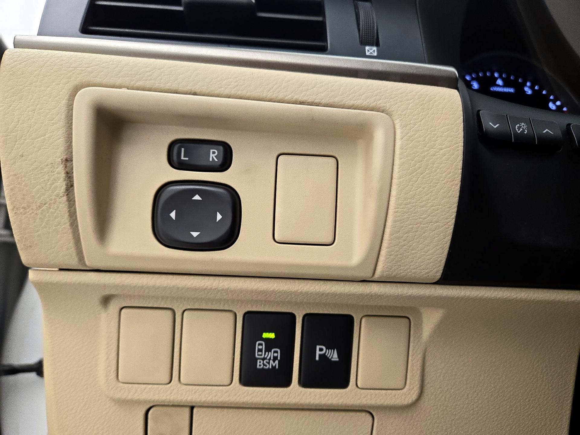 Thumbnail: 2013 Lexus ES - 13