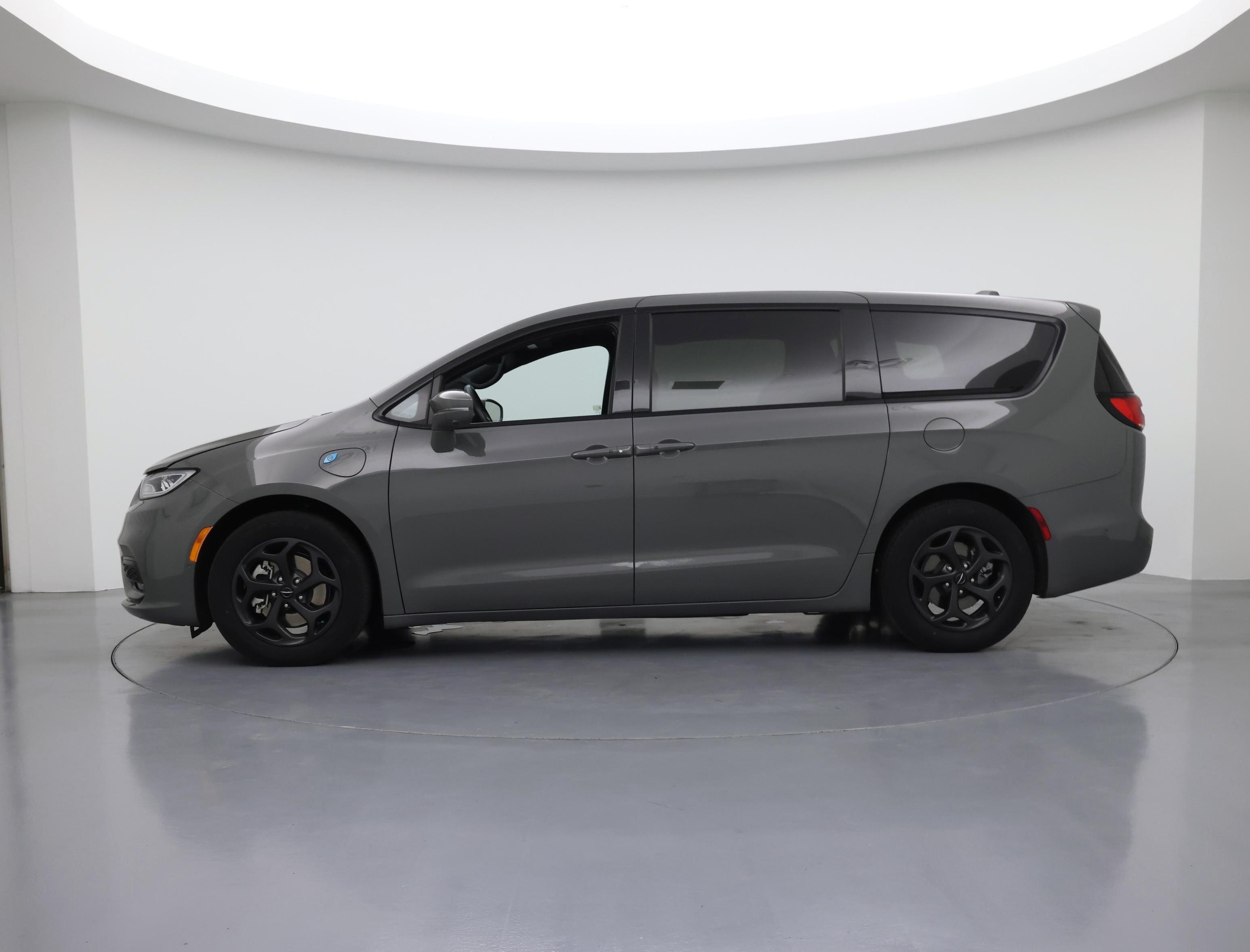Thumbnail: 2022 Chrysler Pacifica - 3