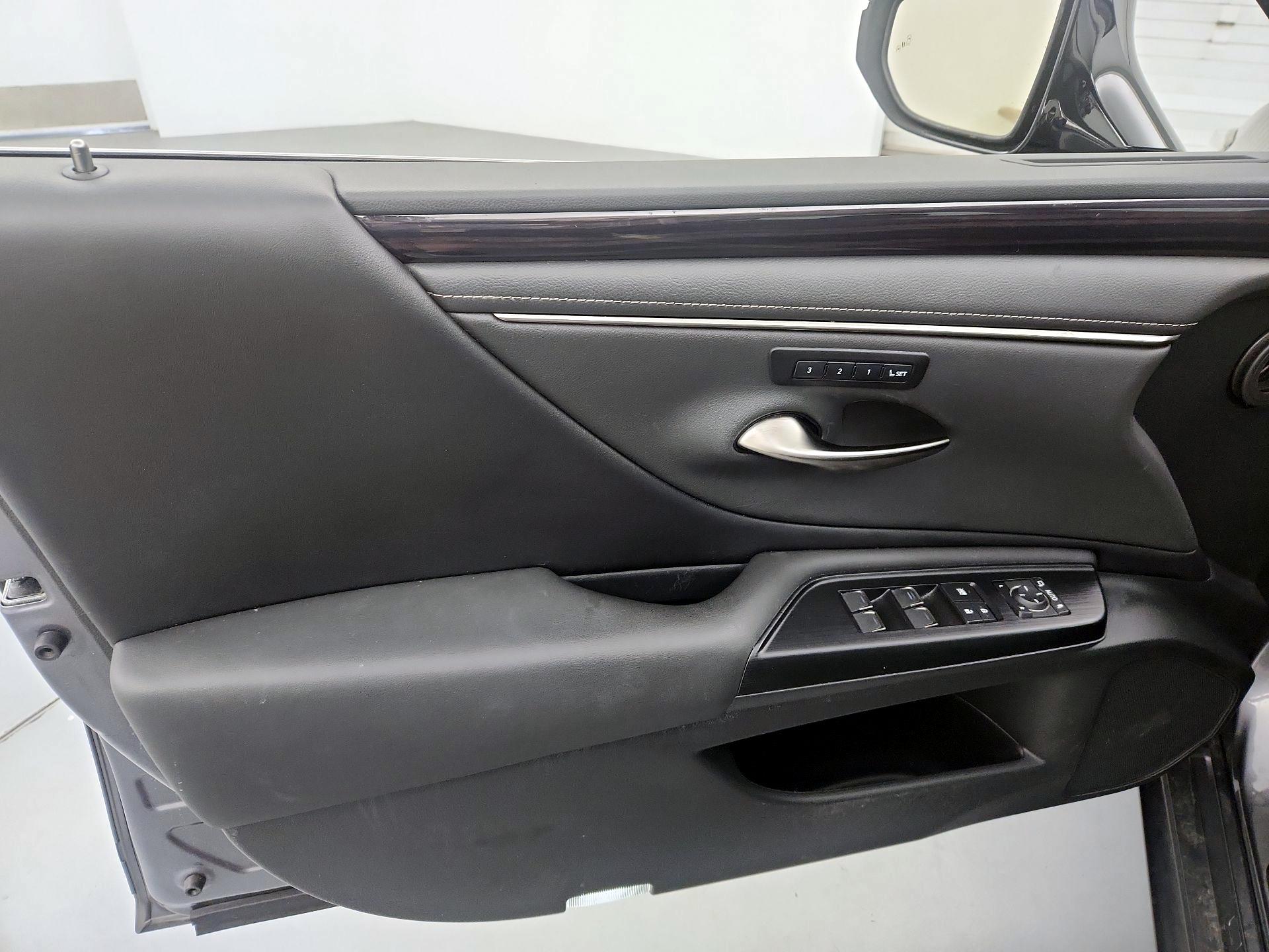 Thumbnail: 2021 Lexus ES - 12