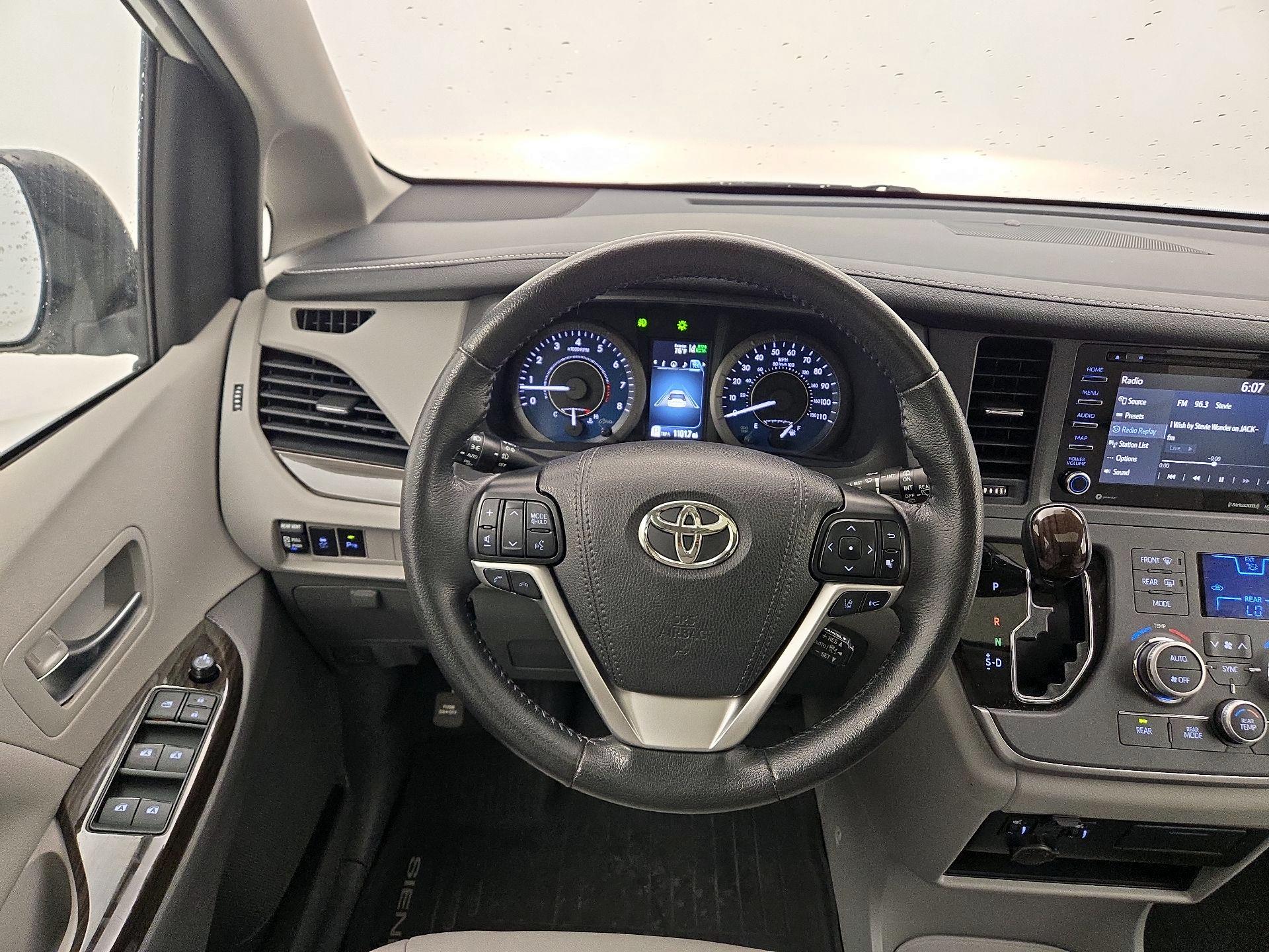 Thumbnail: 2020 Toyota Sienna - 10