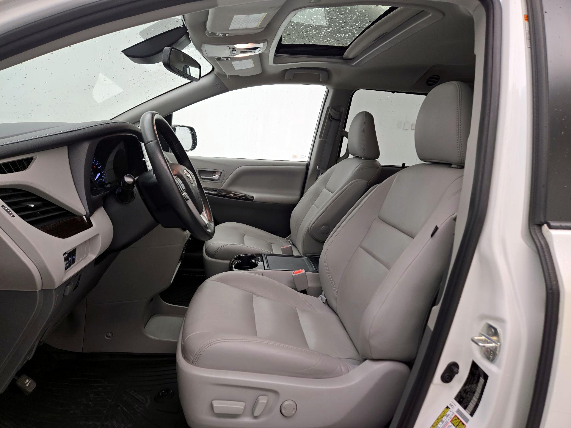 Thumbnail: 2020 Toyota Sienna - 11