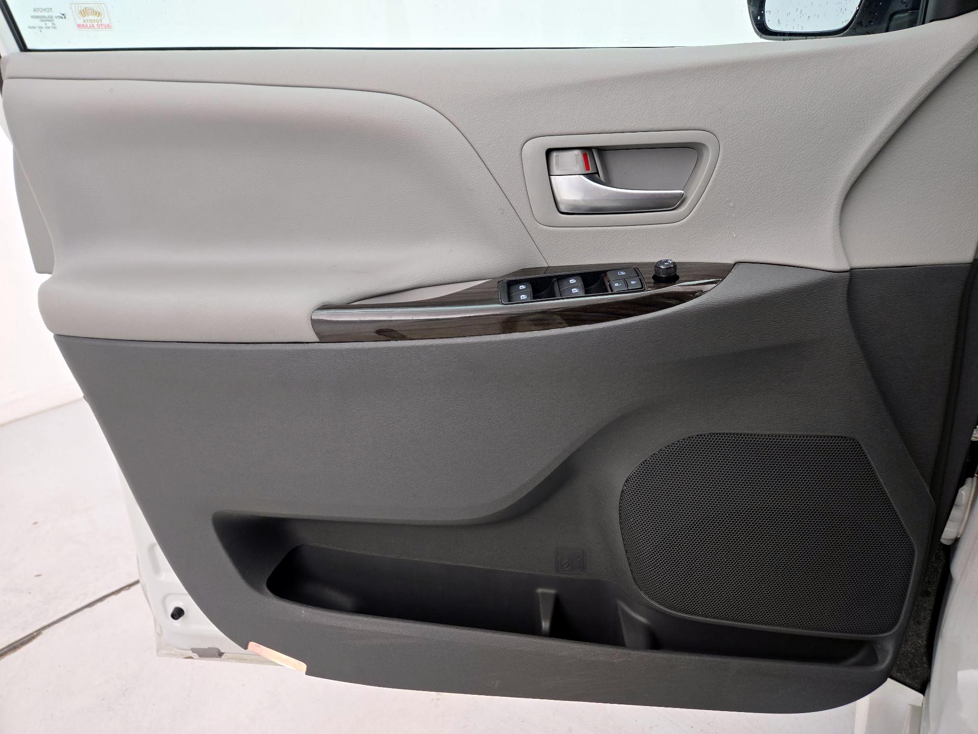 Thumbnail: 2020 Toyota Sienna - 12