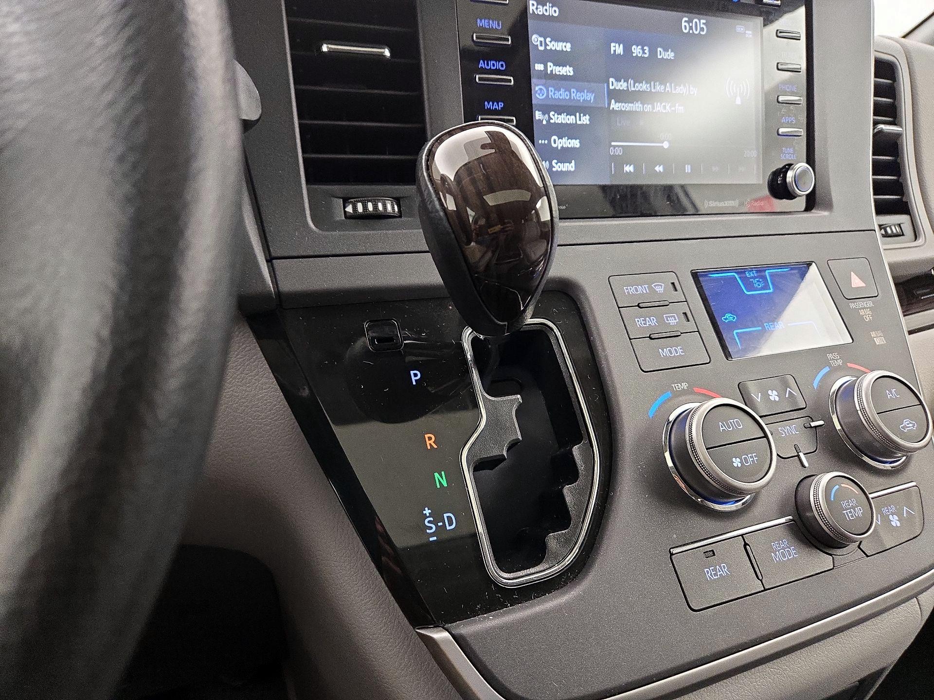 Thumbnail: 2020 Toyota Sienna - 17