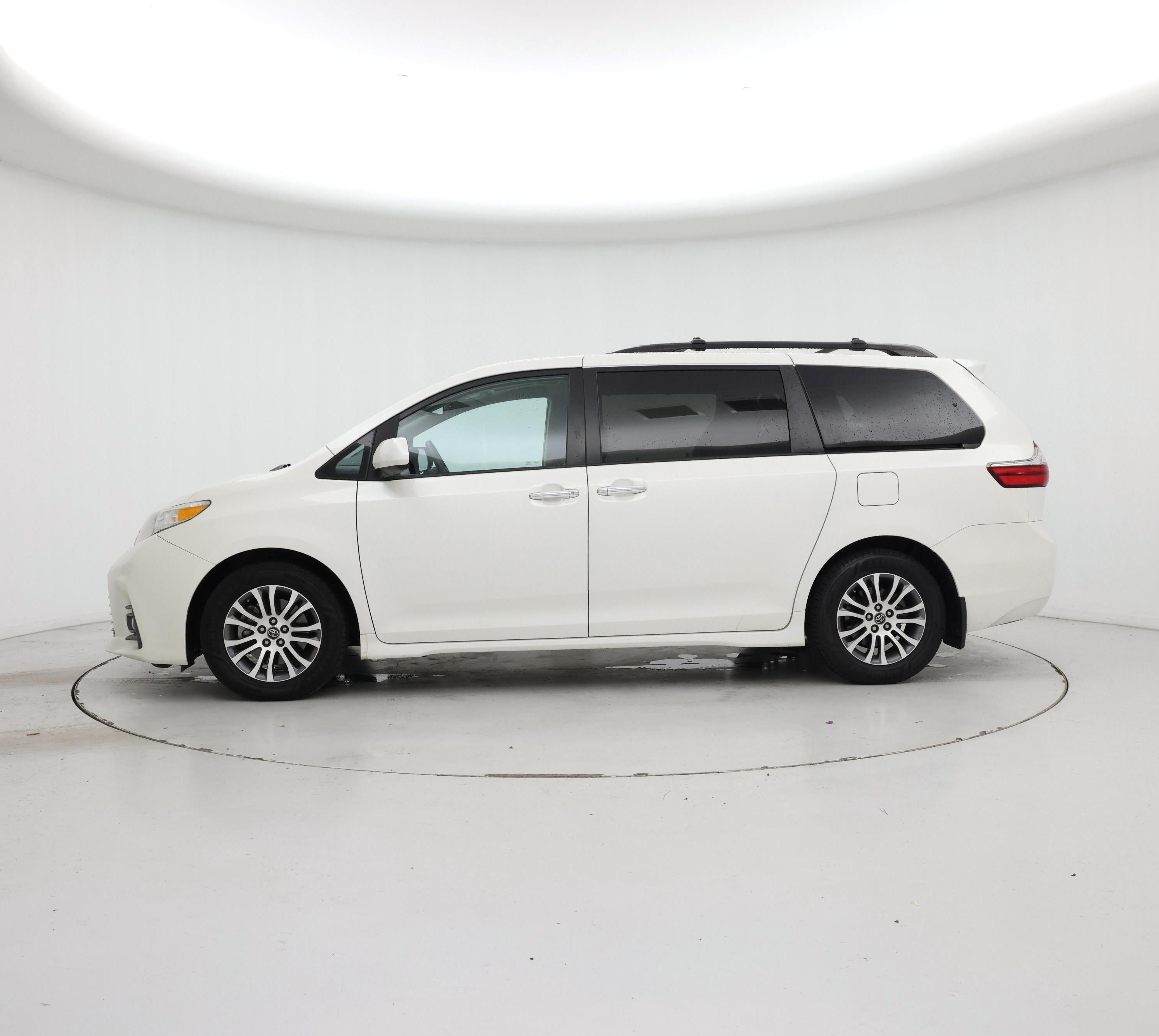 Thumbnail: 2020 Toyota Sienna - 3