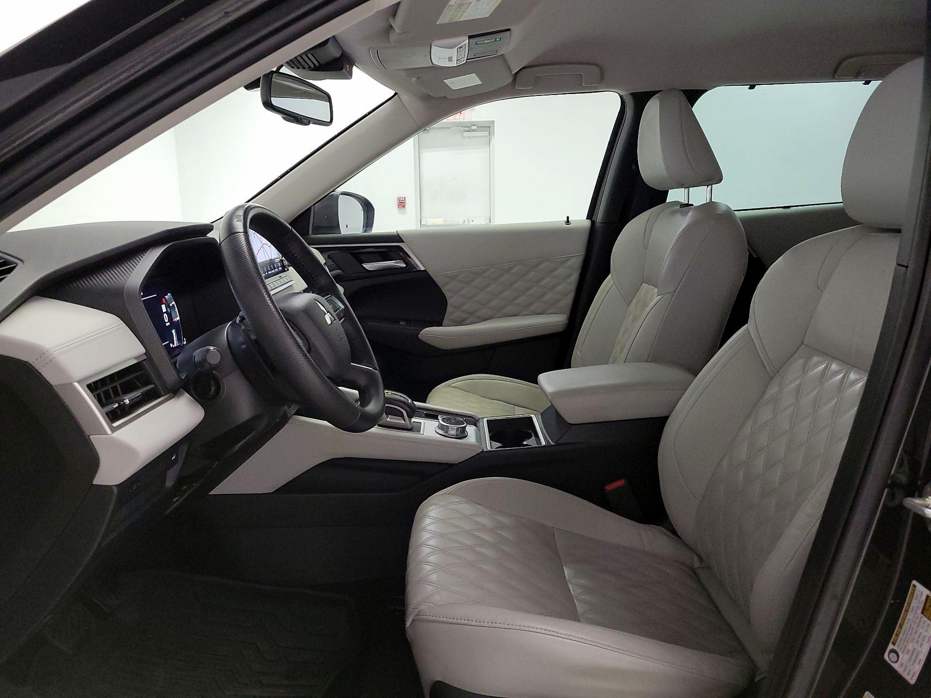 Thumbnail: 2023 Mitsubishi Outlander - 11