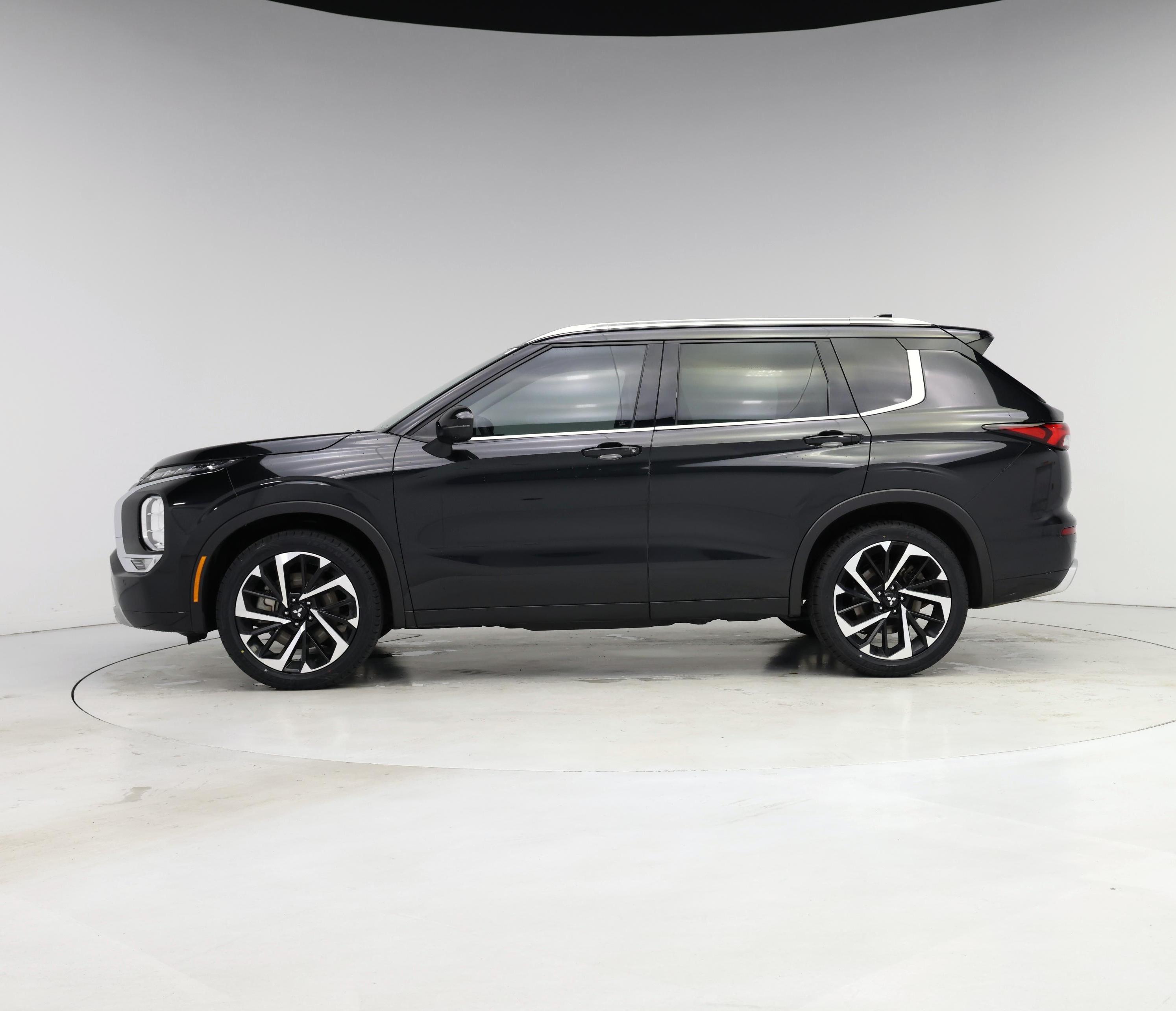 Thumbnail: 2023 Mitsubishi Outlander - 3