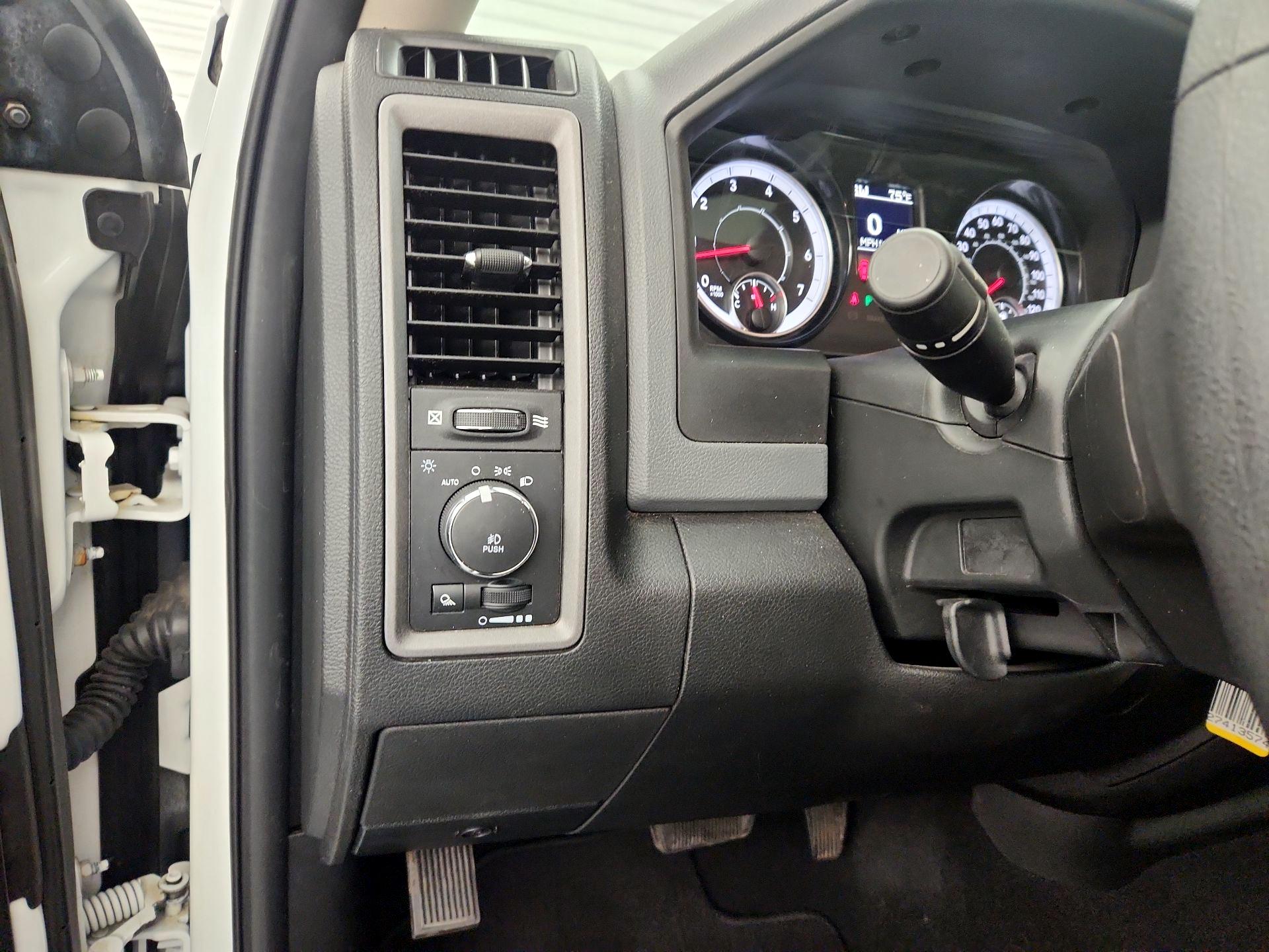 Thumbnail: 2020 RAM 1500 Classic - 13