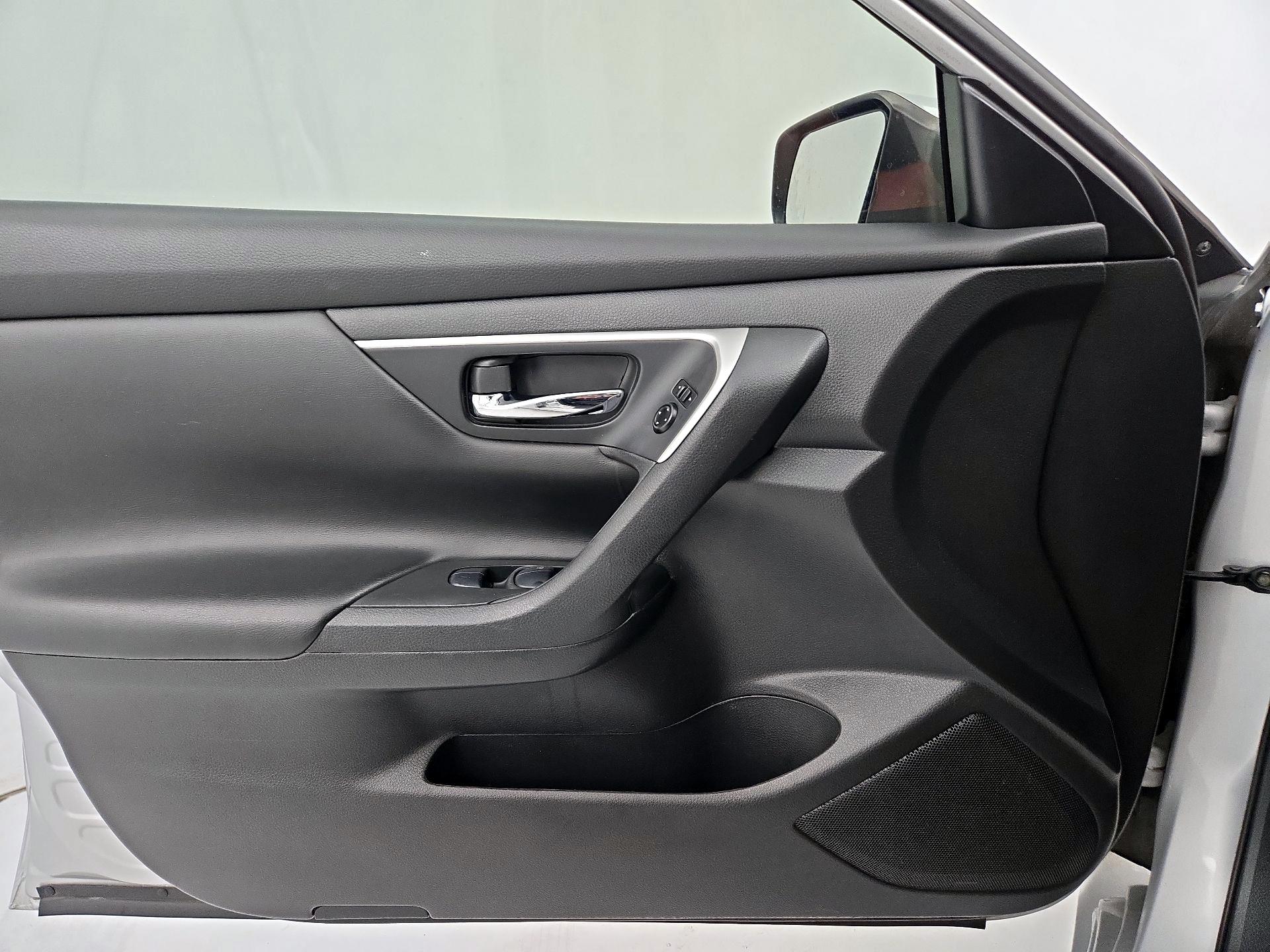 Thumbnail: 2016 Nissan Altima - 12