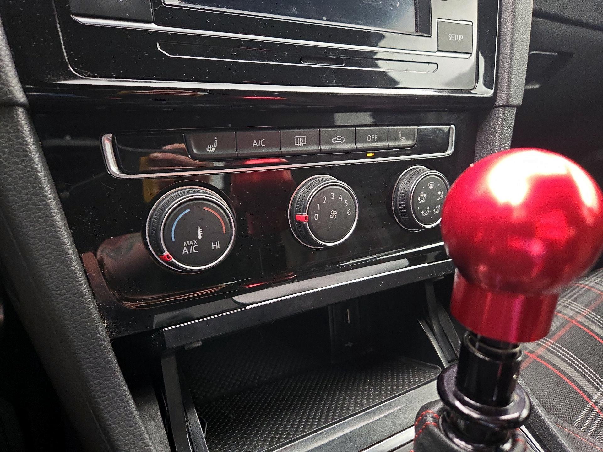 Thumbnail: 2019 Volkswagen Golf - 16