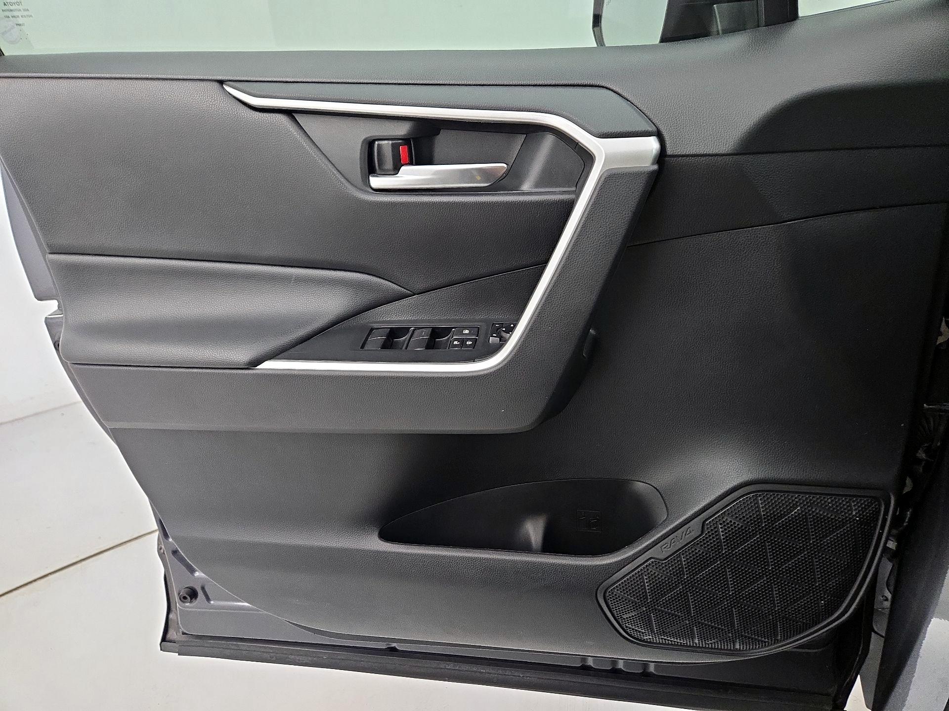 Thumbnail: 2020 Toyota RAV4 - 12