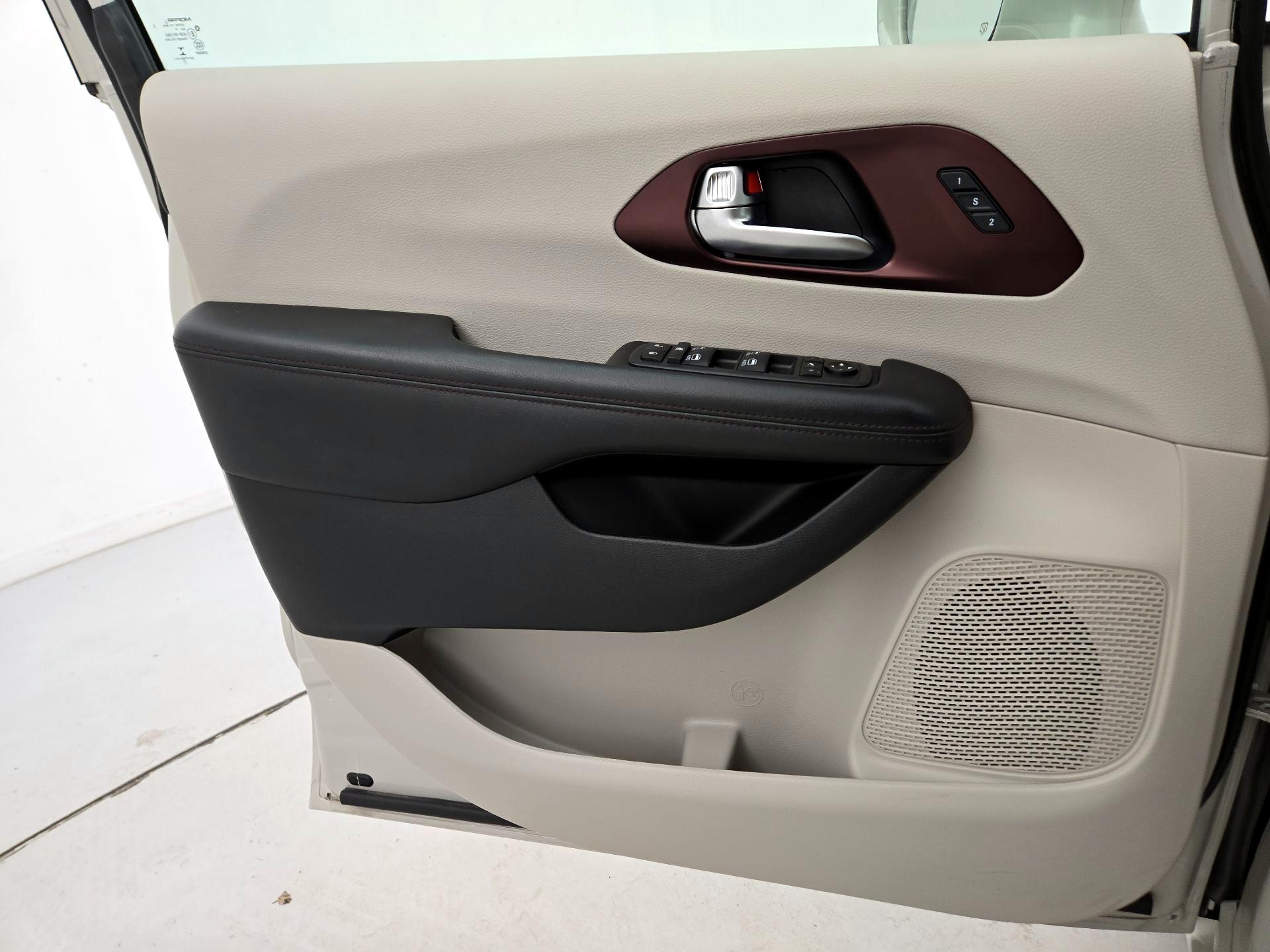 Thumbnail: 2020 Chrysler Pacifica - 12