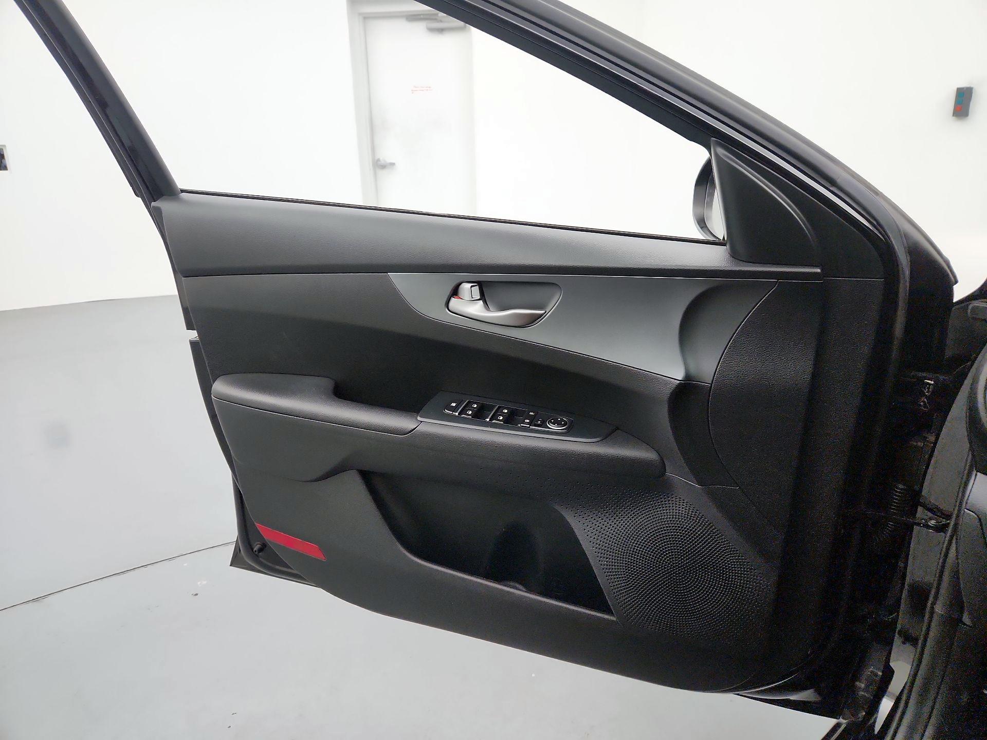 Thumbnail: 2020 Kia Forte - 12