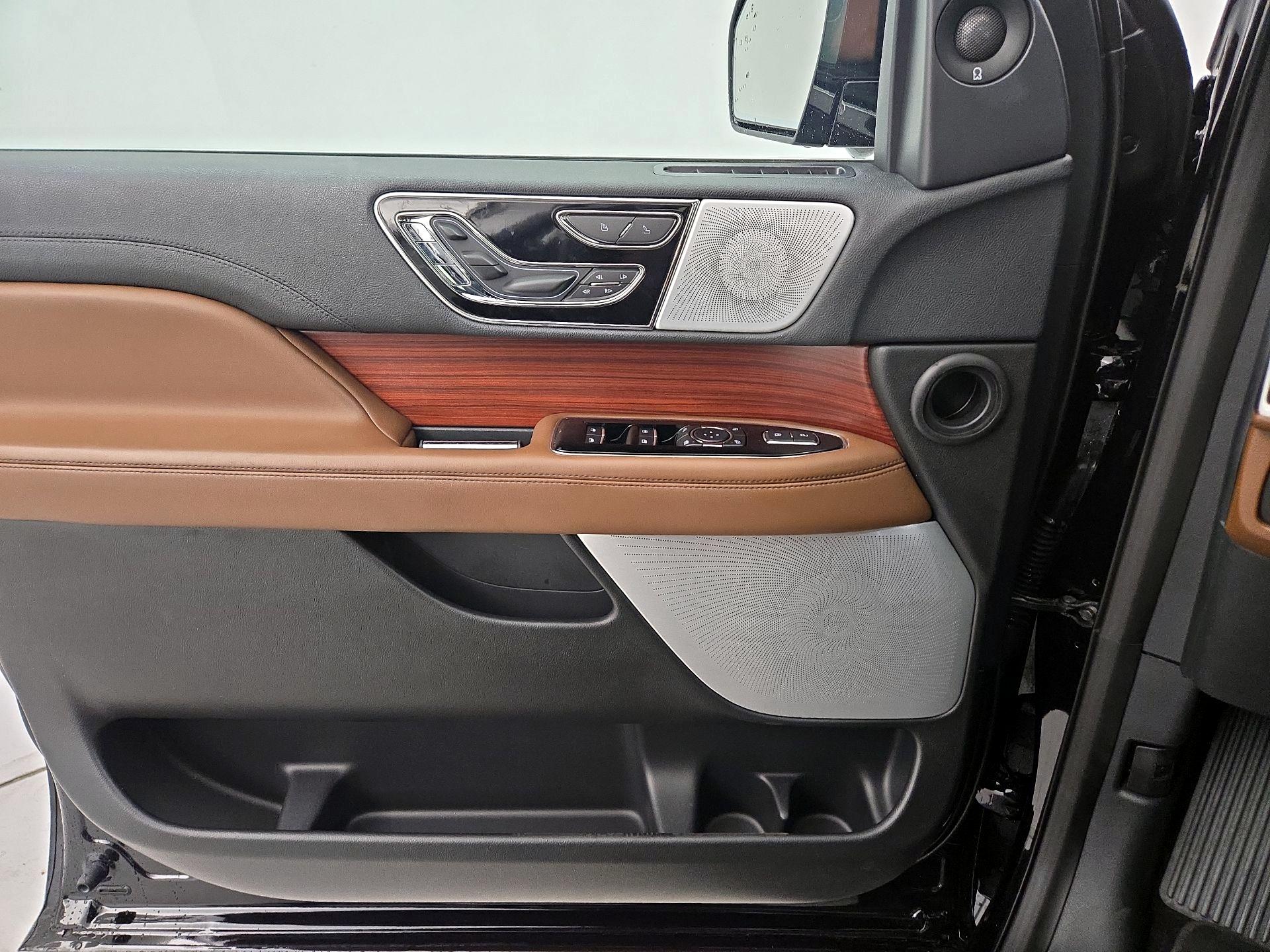 Thumbnail: 2024 Lincoln Navigator L - 12