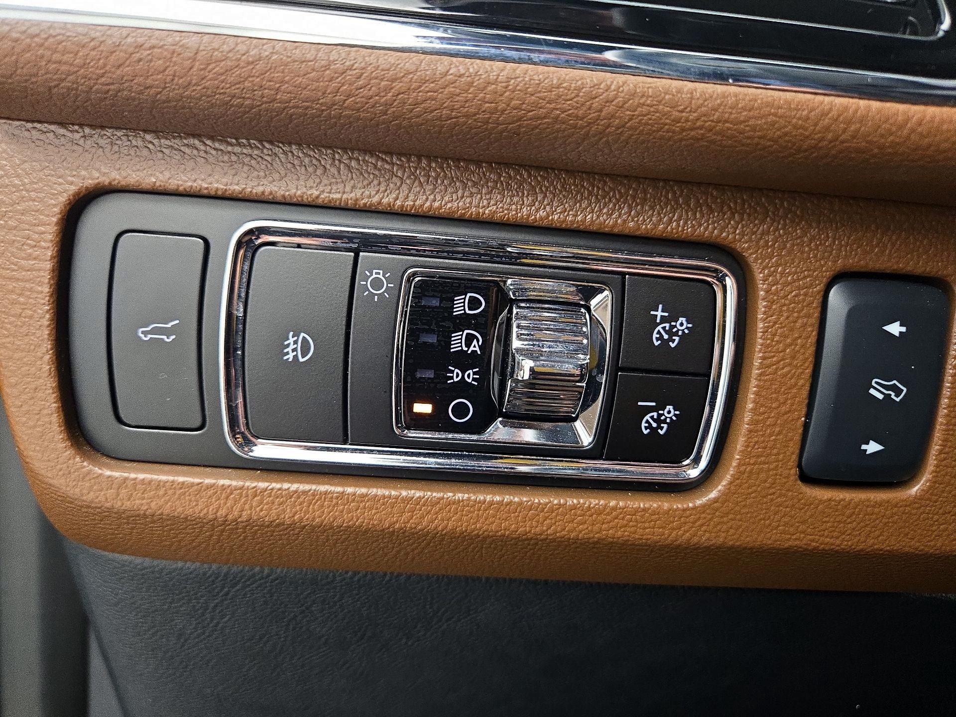 Thumbnail: 2024 Lincoln Navigator L - 13