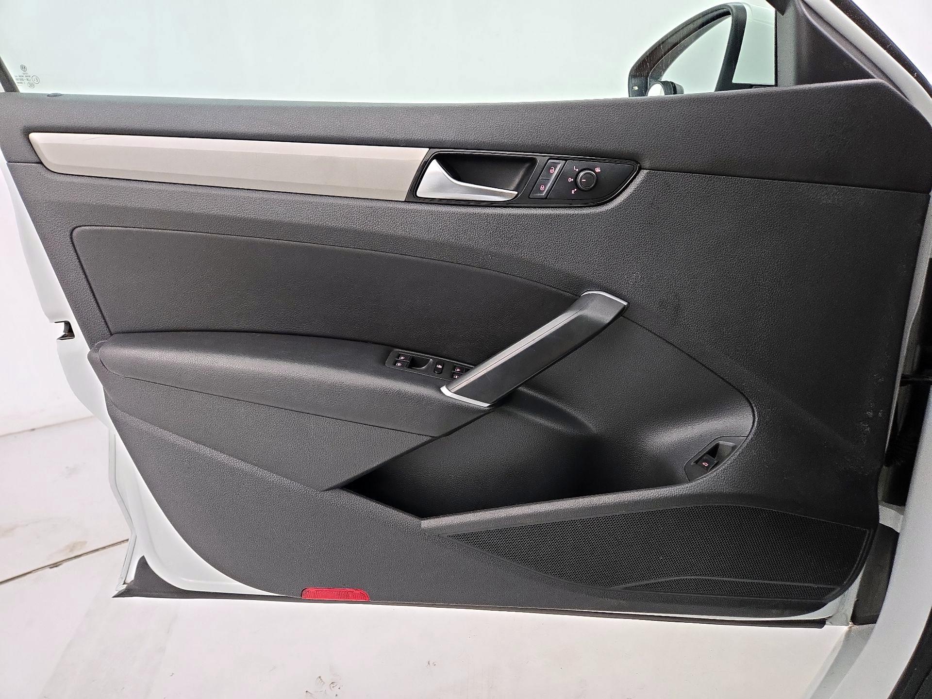 Thumbnail: 2021 Volkswagen Passat - 12