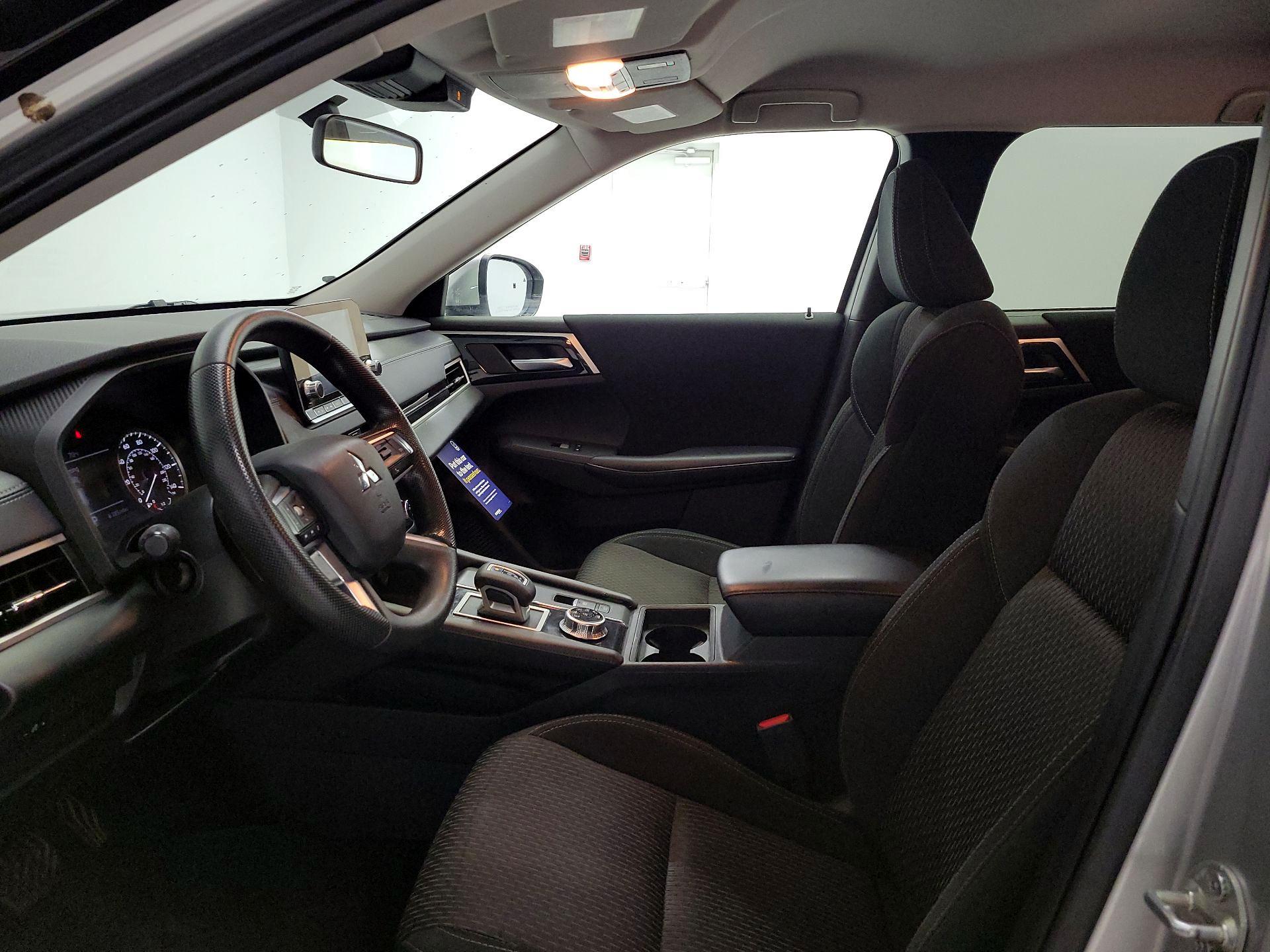 Thumbnail: 2023 Mitsubishi Outlander - 11
