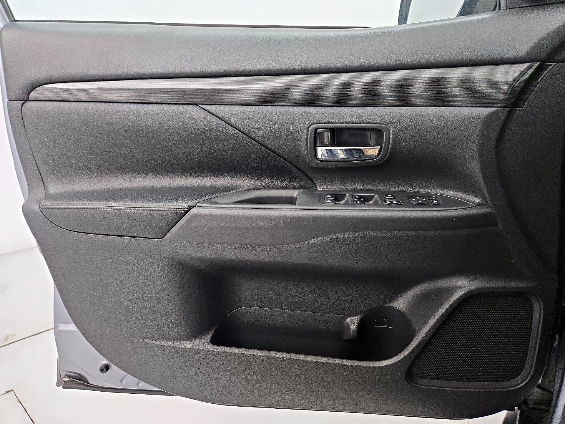 Thumbnail: 2016 Mitsubishi Outlander - 12